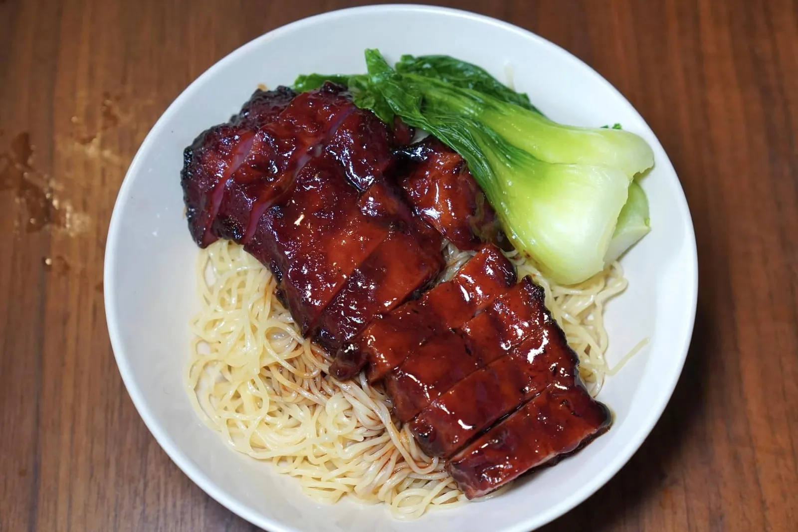 บะหมี่หมูแดงฮ่องกง (ส่วนสันคอ+สามชั้น) (140) Egg Noodle with HK Roasted Pork (Boston Butt + Belly) ใครที่อยากชิมเมนูเส้นขอแนะนำบะหมี่โปะด้านบนด้วยหมูแดงรสเด็ด อย่างไรก็ตามตัวบะหมี่ลวกมาในสไตล์ไทยคือค่อนข้างนิ่มเมื่อเทียบกับหมูแดงทำให้เมื่อเคี้ยวไปแล้วรู้สึกไม่สมดุลเท่าที่ควร (13/20)