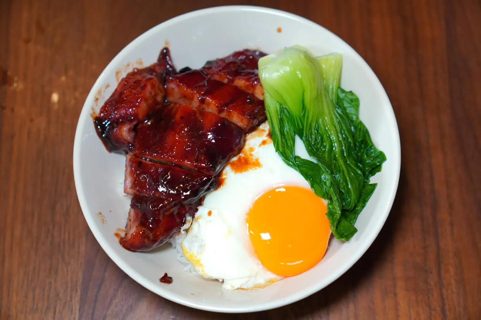 ข้าวปลิดวิญญาณ (สันคอ+สะโพก) (140) Sorrowful Rice (Boston Butt + Belly) ไฮไลท์ของร้านต้องยกให้กับเมนูข้าวปลิดวิญญาณที่นำหมูแดงมาโปะลงบนข้าวตราไดโนเสาร์กลางปีซึ่งมาระกับความสู้ฟันที่พอเหมาะ ไม่นิ่มและไม่กระด้างจนเกินไป (14/20)