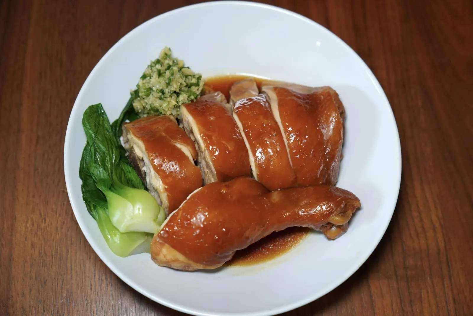 ไก่ซีอิ๊วฮ่องกง (น่องติดสะโพก) (140) Slow Cooked HK Soya Chicken Thigh ไก่ซีอิ๊วฮ่องกงที่เลือกเสิร์ฟมาเป็นส่วนน่องติดสะโพกทำให้เนื้อไก่มีความฉ่ำกว่าส่วนอื่น ๆ ทางร้านนำไปลวกแล้วตุ๋นต่อในซอสสูตรพิเศษเสิร์ฟมากับขิงสับผสมต้นหอยซอยซึ่งเป็นอีกหนึ่งไฮไลท์ของเมนูนี้ (15/20)