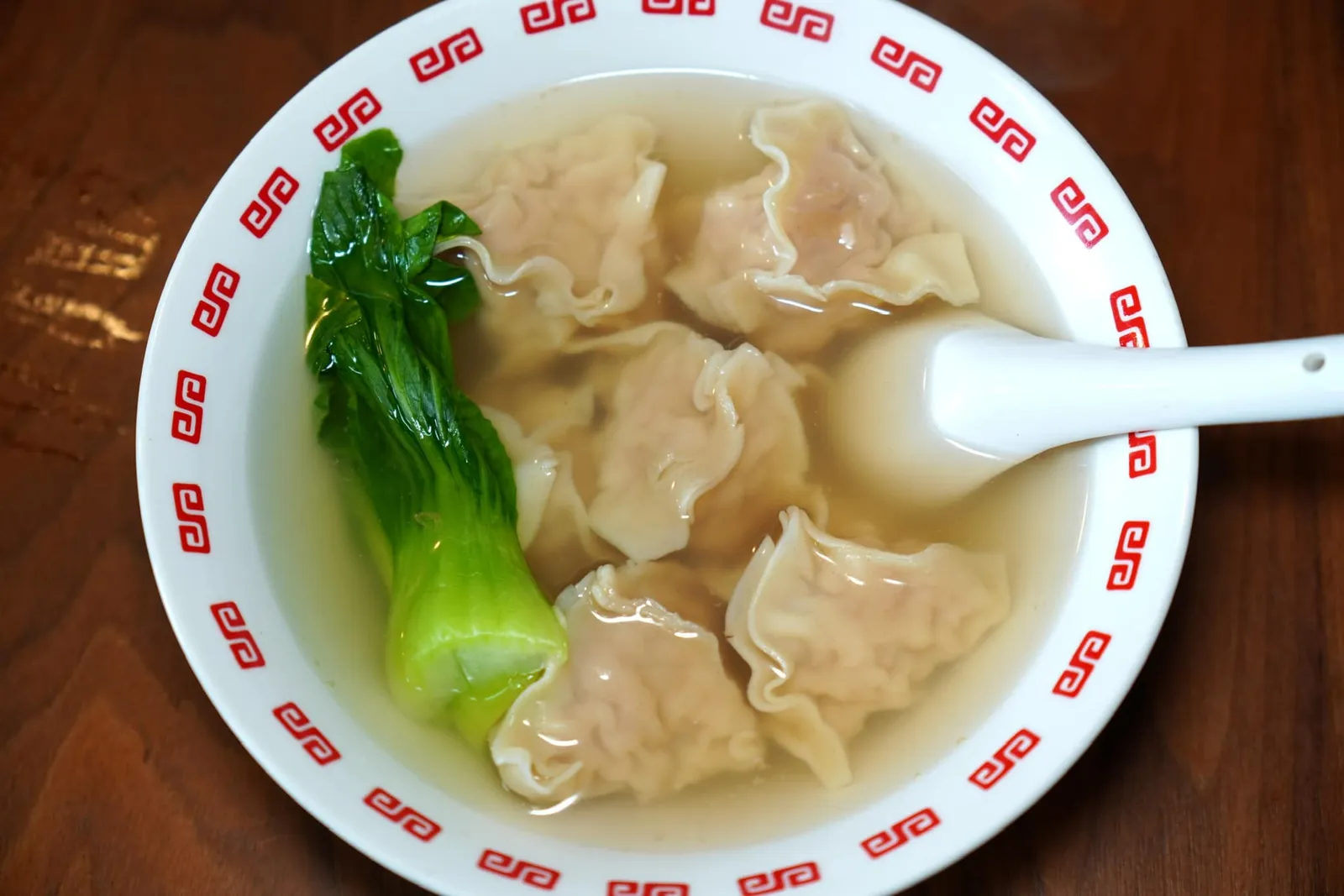 เกี๊ยวหมูยักษ์น้ำ 6 ลูก (110) Giant Pork Wonton with Soup เกี๊ยวหมูยักษ์ชิ้นโตที่แม้จะมีขนาดใหญ่มากไปนิดแต่ไส้ด้านในเป็นเนื้อหมูรสชาติหวานกำลังพอเหมาะ ทั้งยังมีเนื้อสัมผัสที่นุ่มละมุน เชฟเสิร์ฟมาในน้ำซุปร้อน ๆ อร่อยอย่าบอกใคร (13/20)