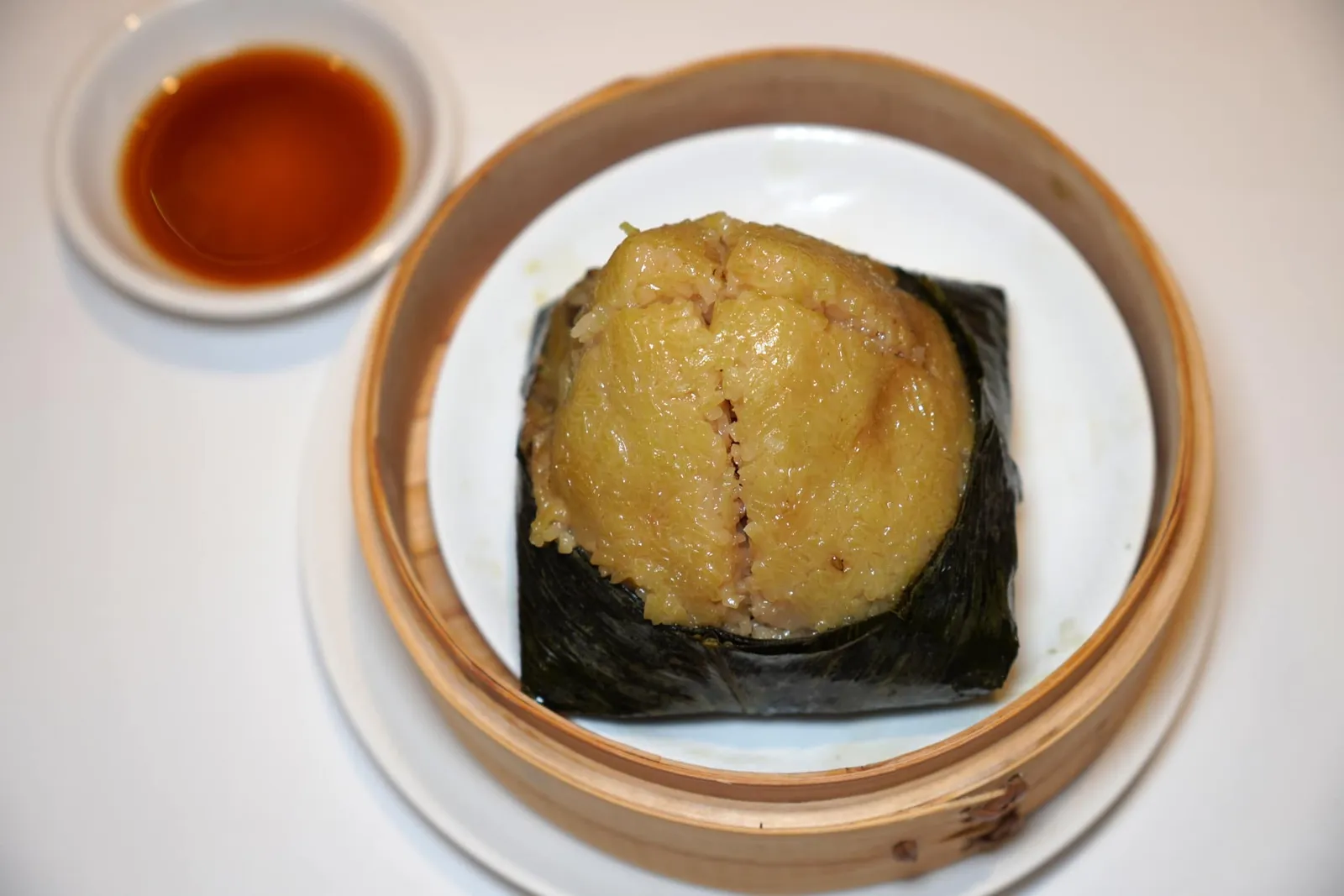 传统裹蒸粽 (60 CNY++) Steamed Zongzi บ๊ะจ่างของร้านนี้มีเนื้อข้าวที่ค่อนข้างนิ่มมากไปเล็กน้อย รสชาติอาจไม่โดดเด่นแตาก็แลกมาด้วยความหอมที่ชัดเจน เชฟแนะนำให้ปรุบแต่งซอสลงไปเพิ่มเติมด้วยเช่นกัน (13/20)