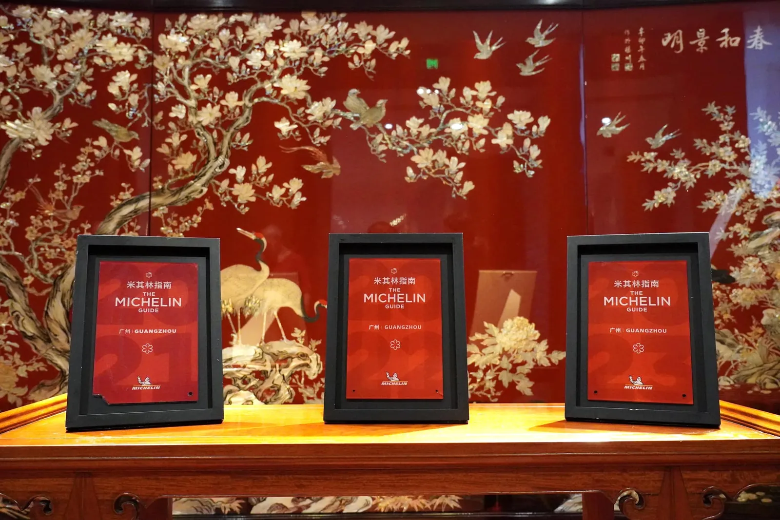 สำหรับใครที่เข้าพักที่ White Swan Hotel สามารถส่งอีเมลล์เพื่อขอจองห้องอาหารได้ล่วงหน้าแต่ขอย้ำว่าให้เผื่อเวลาสัก 1 เดือนเพราะตัวร้านมักถูกจองเต็มตลอดเวลา
