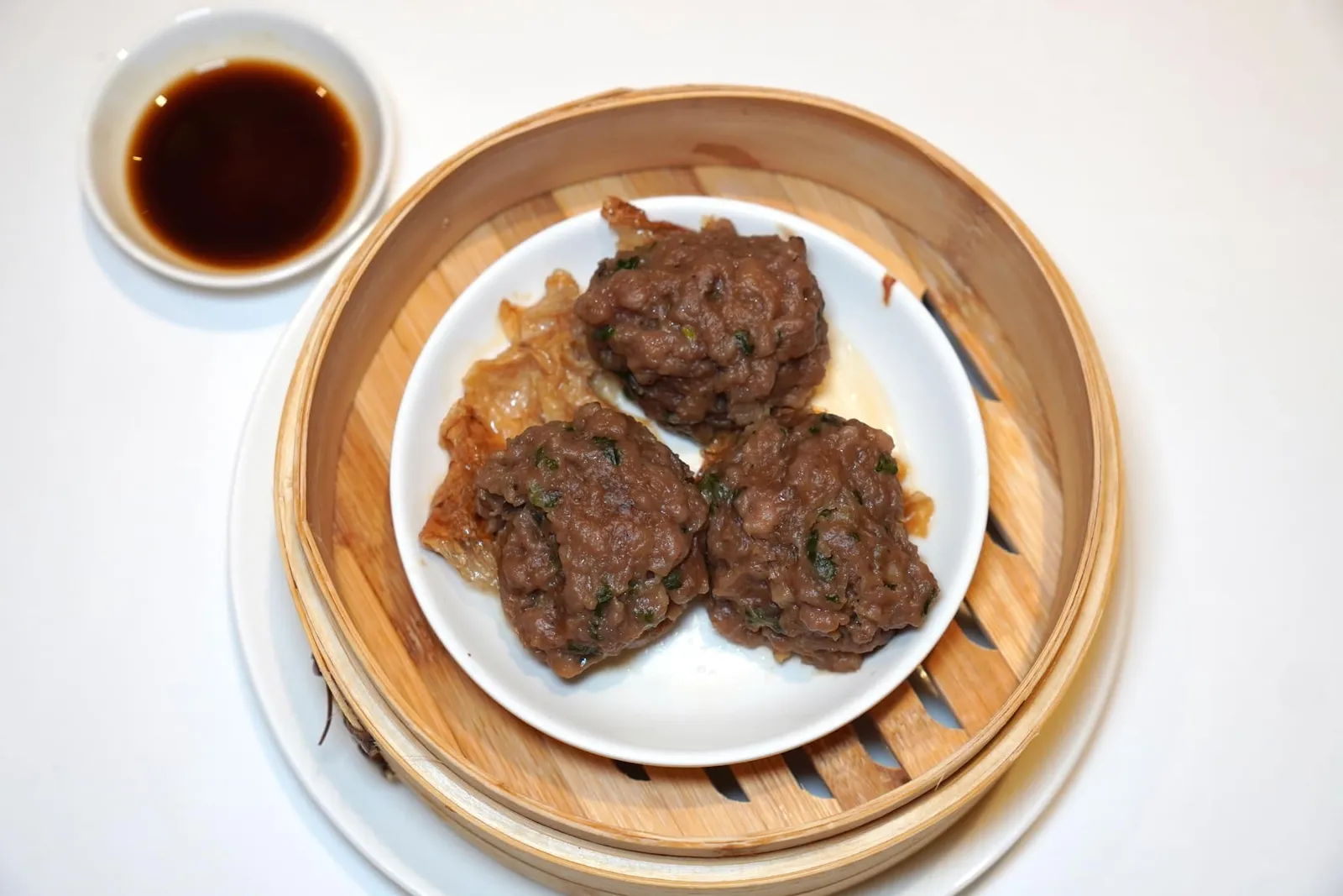 山竹牛肉球 (65 CNY++) Steamed Beef Ball with Bean Curd ลูกชิ้นเนื้อเป็นหนึ่งในรายการแนะนำประจำร้าน เชฟเสิร์ฟเนื้อวัวปรุงรสที่ผ่านการบดและนวดจนนุ่มละมุนลิ้นมาคู่กับซอสสูตรพิเศา จากนั้นก็รองด้านล่างด้วยฟองเต้าหู้นั่นเอง (14/20)