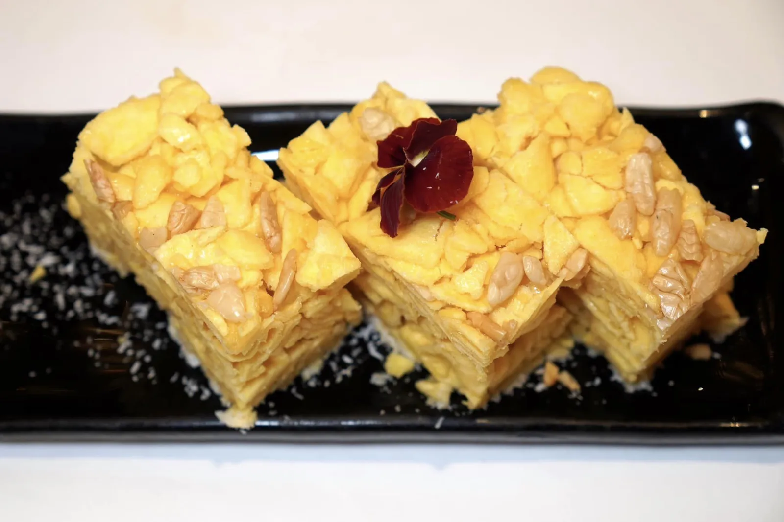 榄仁萨其马 (58 CNY++) Saqima Sashima เป็นของหวานพื้นบ้านที่ทำมาจากแป้งทอดกรอบแล้วเชื่อมติดกันด้วยความเข้มข้นของไซรัป จะรับประทานเดี่ยว ๆ หรือจับคู่กับชาร้อน ๆ ก็อร่อยไม่แพ้กัน (14/20)