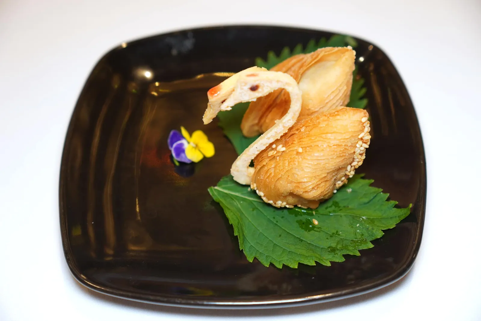 鲍鱼天鹅酥 (件) 两件起计 (48 CNY++) Deep-fried Abalone Puff Pastry (pcs.) (2 pcs as minimum order) ติ่มซำพรีเมี่ยมในวันนี้คือพัฟรูปหงษ์ที่สอดไส้หอยเป่าฮื้อทั้งตัวเอาไว้ตรงกลาง เนื้อหอยนุ่มหนึบคลุกเคล้าไปกับซอสรสชาติเช้มข้น อย่างไรก็ตามตัวแป้งค่อนข้างแห้งและอมน้ำมันไปเล็กน้อย (13/20)