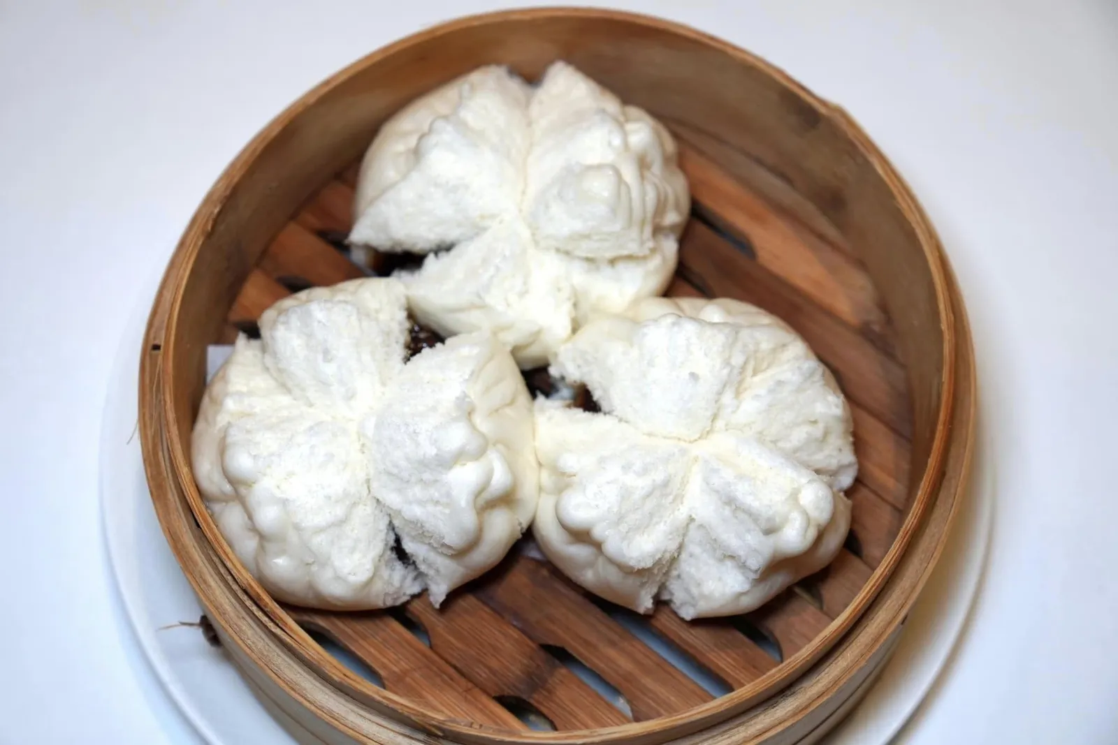 梅菜叉烧包 (65 CNY++) Steamed Bun Stuffed with BBQ Pork สุดยอดเมนูที่ดีที่สุดในค่ำคืนนี้ต้องยกให้กับซาลาเปานึ่งแป้งนุ่มฟู ไม่หนักท้อง ด้านในสอดไส้หมูแดงให้กลิ่นหอมของซอสและรสชาติหวานจากซีอิ๊วที่เข้มข้น (16/20)