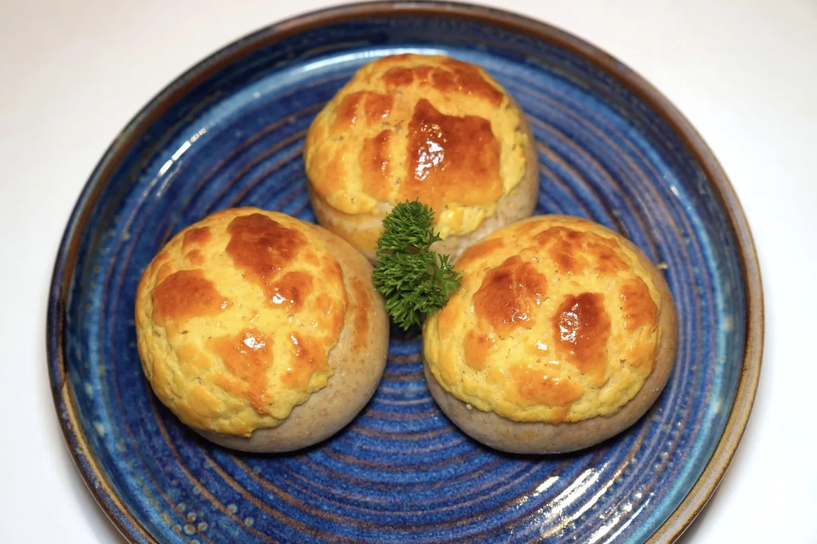 酥皮叉烧包 (65 CNY++) Baked Bun Stuffed with BBQ Pork ซาลาเปาอบแป้งนุ่มจนเกือบละลายในปากในขณะที่ส่วนด้านบนยังคงความกรอบเอาไว้เป็นอย่างดี ด้านในสอดไส้หมูแดงรสเลิศเช่น้ดียวกับกับซาลาเปาหมูแดงนึ่ง (15/20)