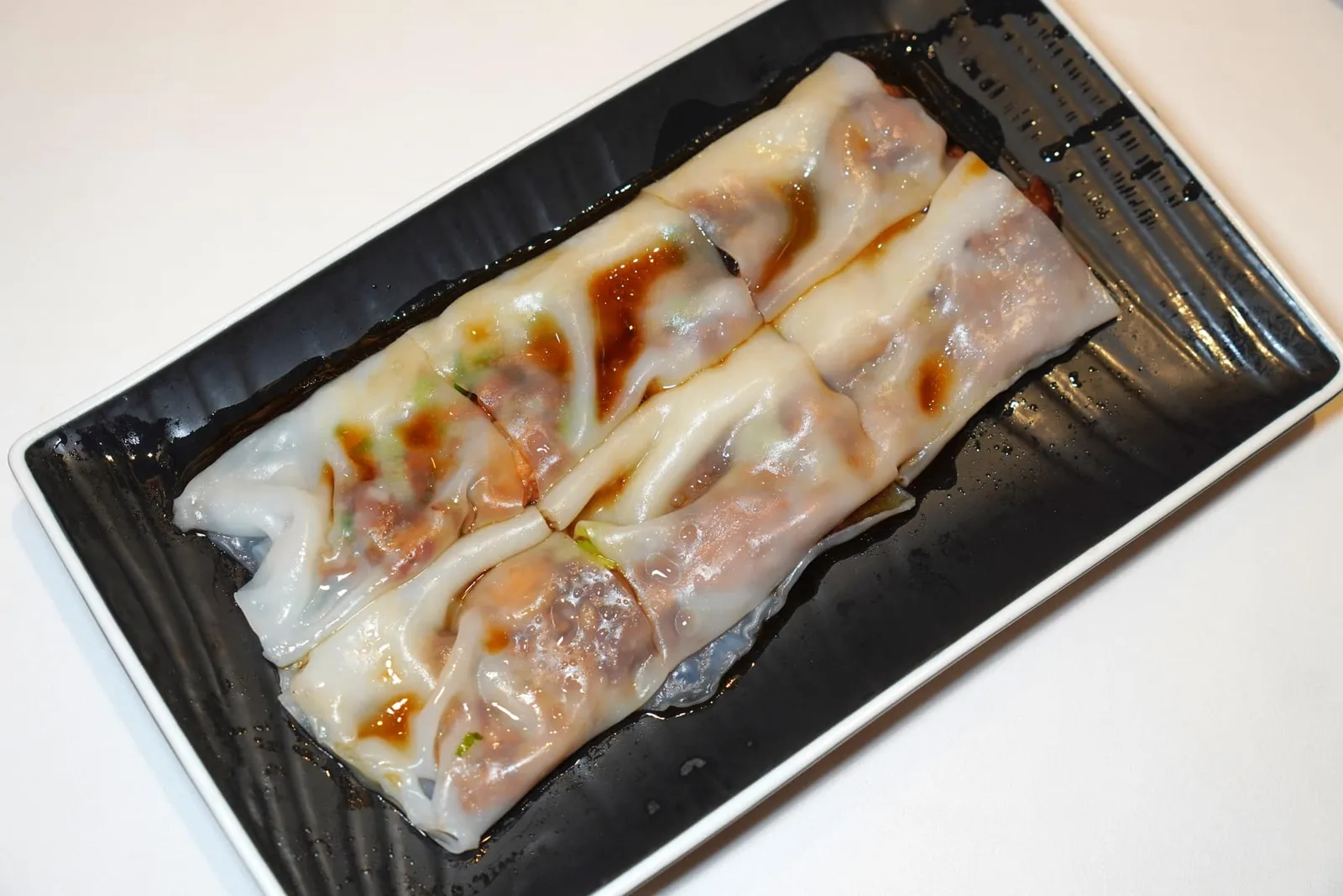蜜汁叉烧肠粉 (60 CNY++) Steamed Rice Flour Roll with BBQ Pork ปิดท้ายติ่มซำแบบนึ่งด้วยก๋วยเตี๋ยวหลอดหมูแดง แป้งก๋วยเตี๋ยวหนากำลังดี สุกทั่วถึงกันทั้งหมด เนื้อแป้งนุ่มตัดกันกับความสู้ฟันนิด ๆ ของหมูแดงที่เตรียมมาจากเนื้อหมูท้องถิ่น น้ำซอสรสชาติหวานนำแทรกด้วยรสเค็มกลมกล่อม (16/20)