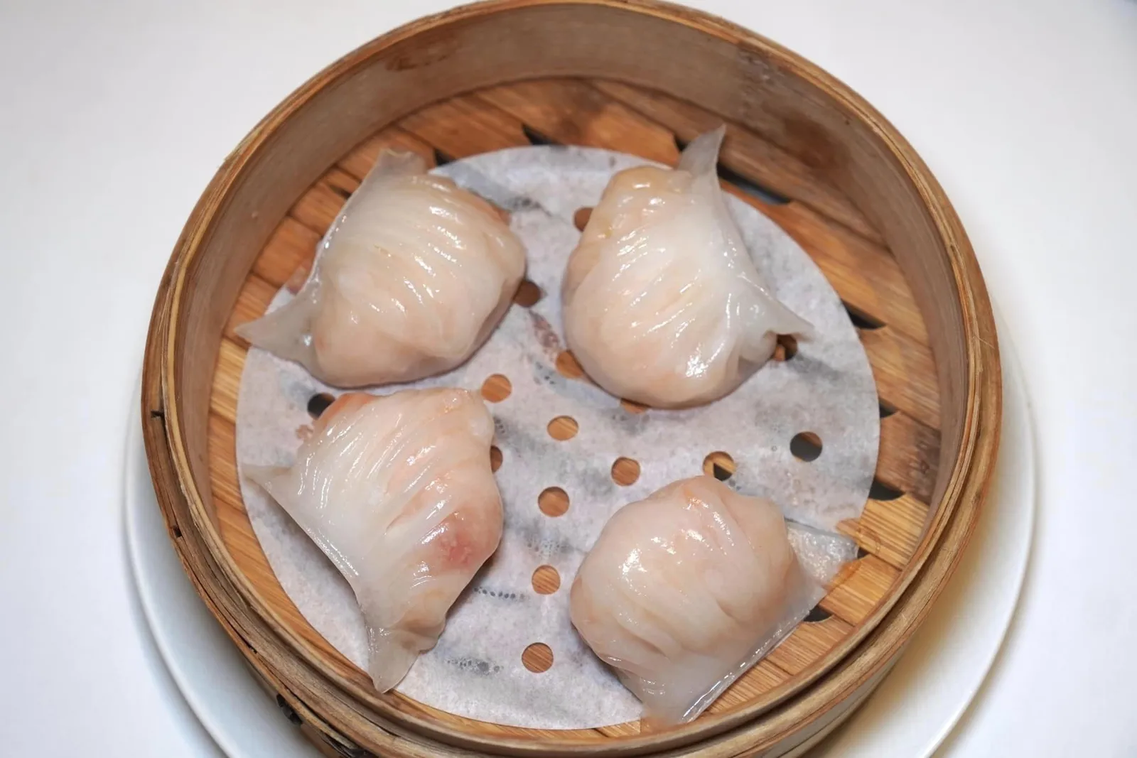 羊城鲜虾饺 (68 CNY++) Steamed Shrimps Dumpling ขอแนะนำให้เริ่มต้นด้วยเมนูฮะเก๋ากุ้งที่พับจับจีบมาสวยงาม แป้งฮะเก๋าบาง นุ่ม ไม่แตกรุ่ย ตัดกันกับความเด้งและหวานโดยธรรมชาติของเนื้อกุ้งได้อย่างไร้ที่ติ (16/20)