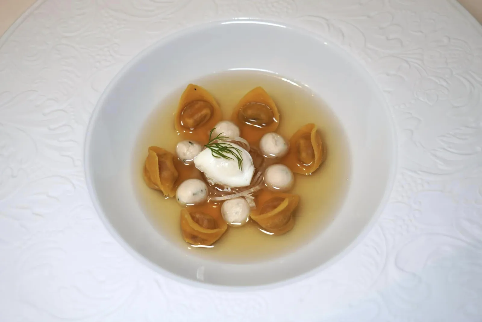 Cappelletti Fresh Pasta • Black Rooster • Broth • Celeriac จากนั้นที่โต๊ะพนักงานจะเทราดซุปใสร้อน ๆ ที่เตรียมขึ้นมาจากกระดูกไก่ดำลงไปรอบ ๆ ให้รสชาติอันแสนกลมกล่อม (18/20)