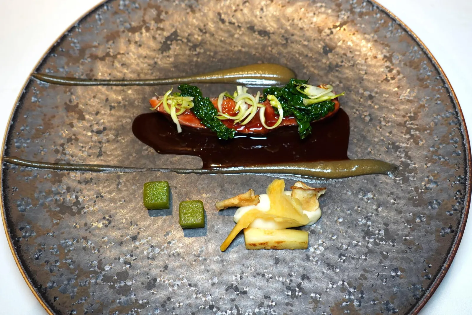Muscovy Duck • Apple • Parsnip • Bitter Herbs เป็ด Moscovy ส่วนอกเสิร์ฟมาคู่กันกับชิ้นแอปเปิ้ลจาก Valdichiana ที่มีความกรอบและความฉ่ำ (18/20)