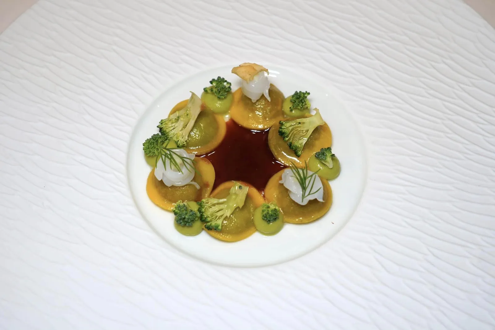 Raviolo Fresh Pasta • Squid • Broccoli • Aglione from Valdichiana Raviolo เป็นพาสต้าทรงเกี๊ยวที่ทางร้านเตรียมขึ้นมาเองสด ๆ ตรงกลางสอดไส้หมึก ด้านบนท็อปด้วยชิ้นหมึกดิบให้เนื้อสัมผัสหนึบสู้ฟันสลับกันไปกับชิ้นบล็อคโคลี่และบล็อคโคลี่ครีม นอกจากนี้ยังมี Aglione หรือพืชในตระกูลกระเทียมขนาดใหญ่จาก Valdichiana (19/20)