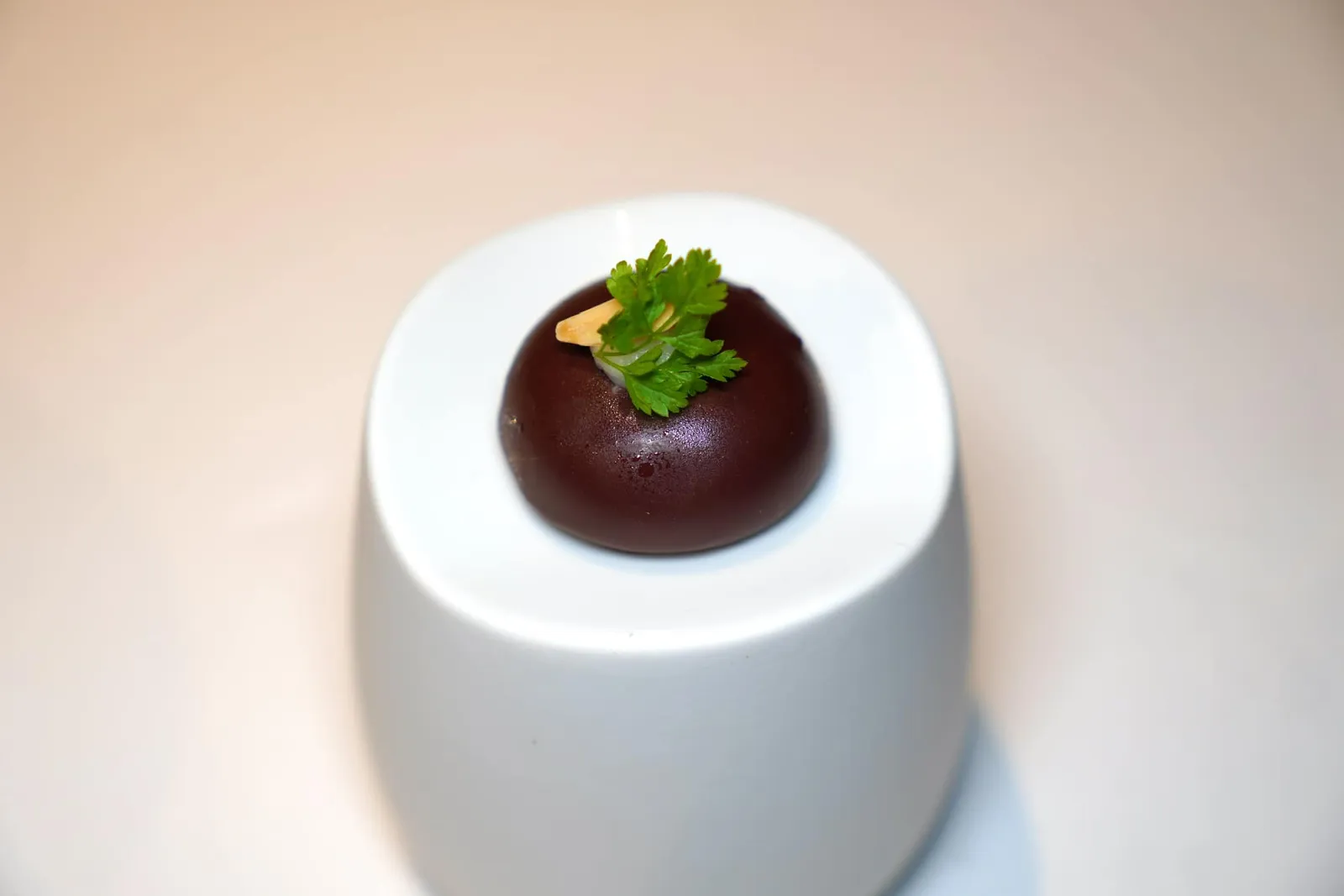 Amuse-bouche สุดท้ายคือดาร์คช็อกโกแลตที่สอดไส้ครีมตับเป็ดเนื้อเนียนละมุนไร้ซึ่งกลิ่นคาวตัดด้วยความหวานที่ได้จากเพสต์อัลมอนด์ (18/20)