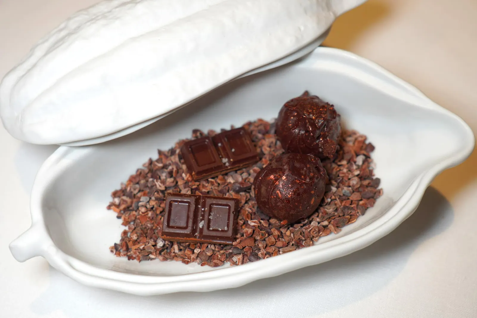 Dolci e Dolcezze สุดท้ายคือ Truffle with Sour Cherry and Dark Chocolate และ Cocoa from Criollo (Ecuador) and Voltera Salt เสิร์ฟมาในภาชนะรูปฝักโกโก้