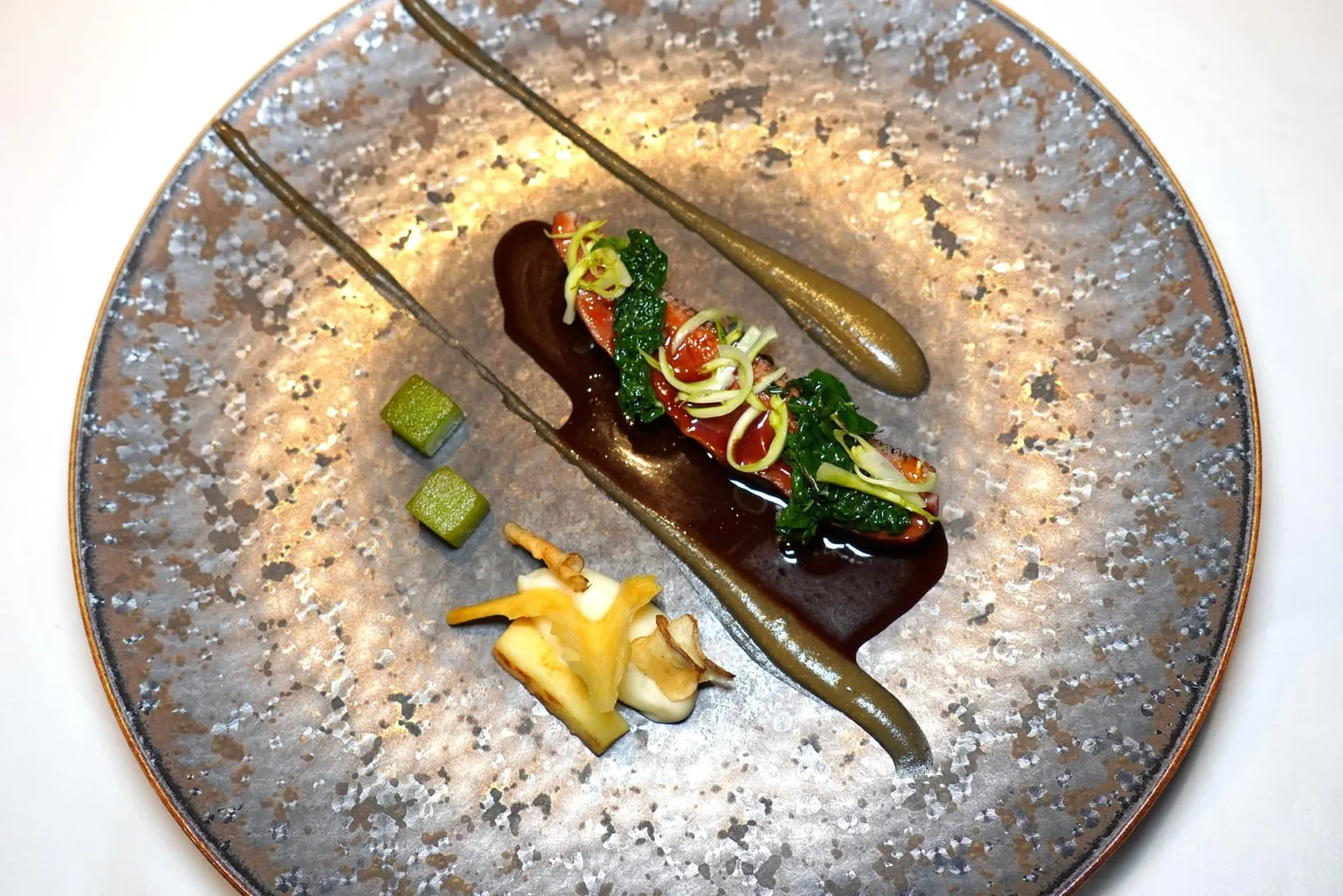 Muscovy Duck • Apple • Parsnip • Bitter Herbs ข้าง ๆ กันคือพาสนิปครีมและแอปเปิ้ลจาก Valdichiana เชฟตัดด้วยรสชาติของของสมุนไพรท้องถิ่นของภูมิภาค Tuscany (18/20)