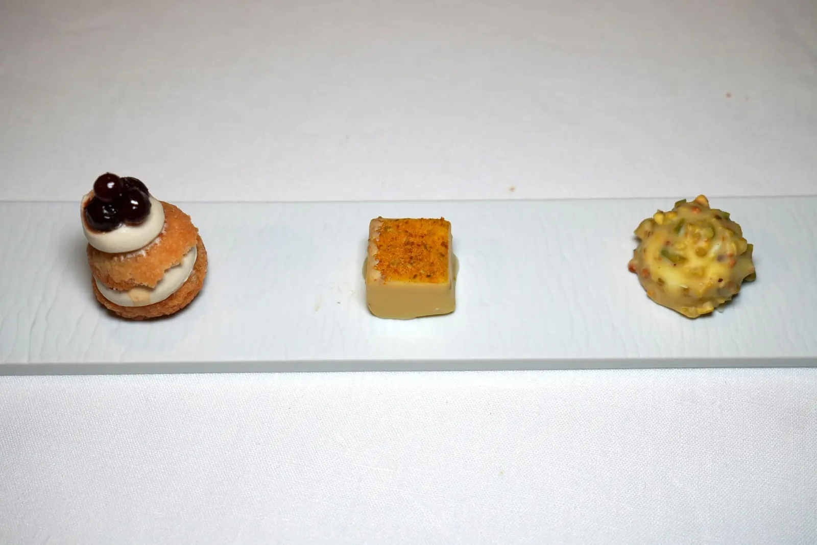 Dolci e Dolcezze ในภาพเรียงจากซ้ายไปขวาคือ Beignet with Caramel Chantilly and Blueberry, White Chocolate and Mango, Fake Marshmallow with Pistachio and Raspberry
