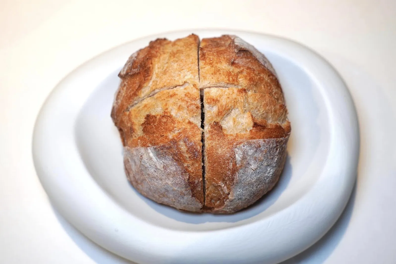 Homemade Bread นอกจากนี้ยังมีขนมปังโฮมเมดเป็นซาวโดชิ้นโต ผิวด้านนอกกรอบ ตรงกลางนุ่มและหอมในแบบที่ควรจะเป็น