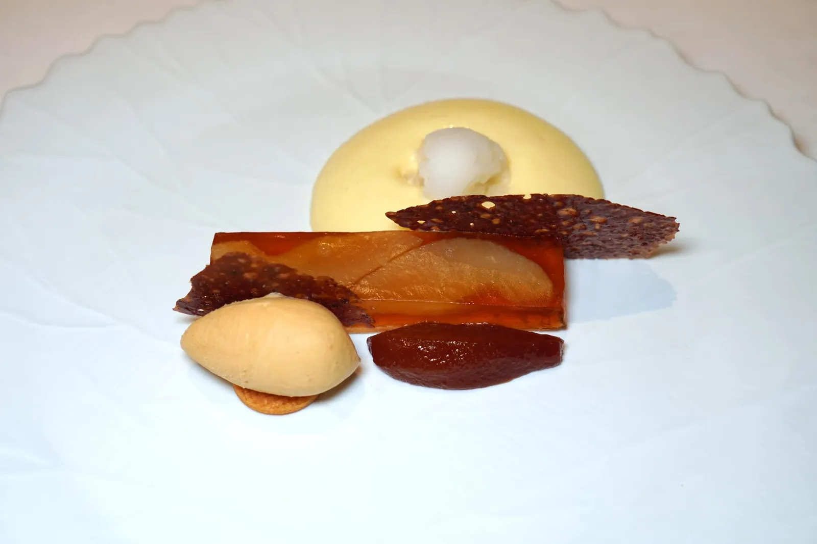 Pear • Caramel • Spices • Cocoa Bean จานนี้ทีมเชฟอาหารหวานได้แสดงออกถึงความสามารถสมกับรางวัล PASSION DESSERT โดยการนำเสนอลูกแพร์ออกมาในรูปแบบที่แตกต่างกัน องค์ประกอบตรงกลางคือ Tarte Tatin ที่เตรียมมาจากลูกแพร์ให้เนื้อสัมผัสกรอบพอเหมาะรวมไปถึงรสชาติที่ออกเปรี้ยวและมีกลิ่นหอม ข้าง ๆ กับคือลูกแพร์ที่ผ่านการตุ๋นในไวน์แดงจนนั่มละมุนและให้รสชาติที่เข้มข้น เชฟเชื่อมด้วยรสชาติเค็มของ Salted Caramel Ice Cream อีกฝั่งหนึ่งคือมูส Sabayon ที่เตรียมมาจากไข่แดง น้ำตาล และเหล้ารัมก่อนจะท็อปด้านบนด้วยซอร์เบท์ลูกแพร์อีกทีหนึ่ง สุดท้ายคือแผ่น Tuile กรอบที่เตรียมมาจากฝักโกโก้ให้กลิ่นหอมเสริมกันกับทุกองค์ประกอบได้อย่างไร้ที่ติ (20/20)