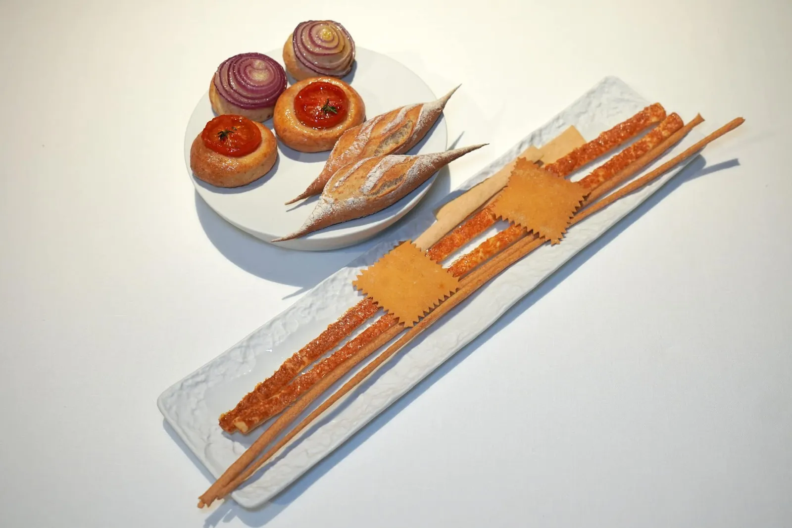 Bread Selections ทางร้านเสิร์ฟขนมปังมาให้เลือกชิมหลากหลายชนิดทั้ง Schiacciatine (Flat Grissini) with Olive Oil, Torinese, Tomato Crackers, Focaccia with Cherry Tomato and Thyme, Focaccia with Red Onion, Cereal Baguette