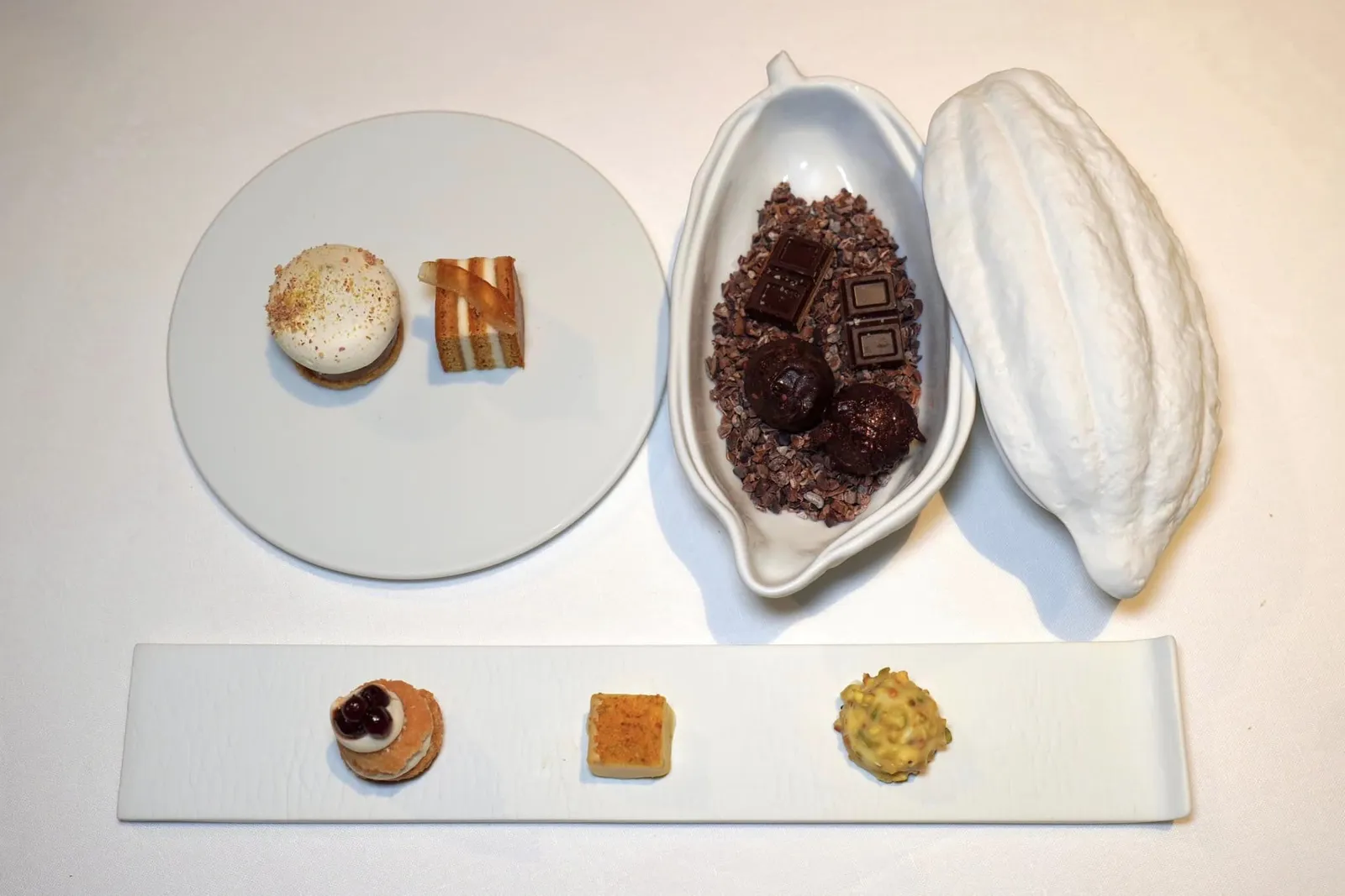 Dolci e Dolcezze ปิดท้ายด้วยของหวานหลายชนิดเริ่มต้นด้วยขนมเสิร์ฟมาในถาดยาว
