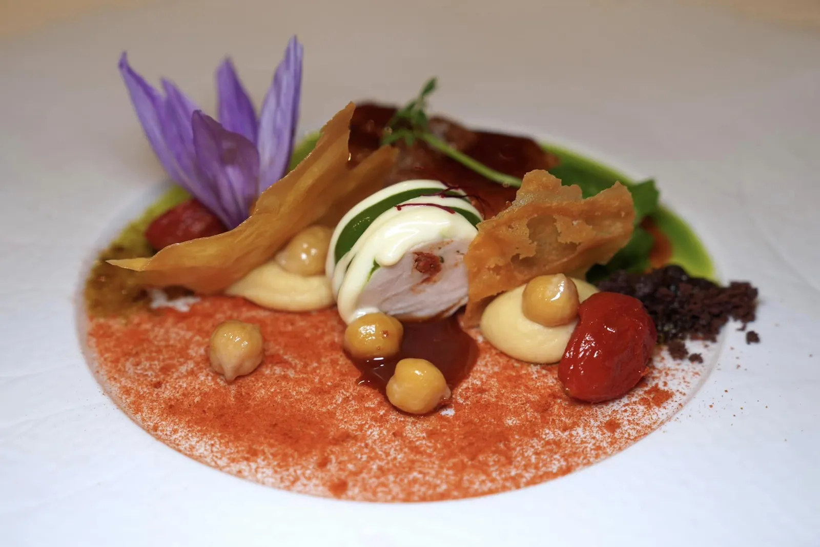 White Chicken from Valdarno • Candied Tomato • Watercress • Chickpeas from Poggio Sorbello สุดท้ายเชฟตกแต่งด้วยดอกแซฟรอนสีม่วงช่วยเสริมให้จานนี้มีความสมบูรณ์แบบทั้งรสชาติและการจัดจาน (20/20)