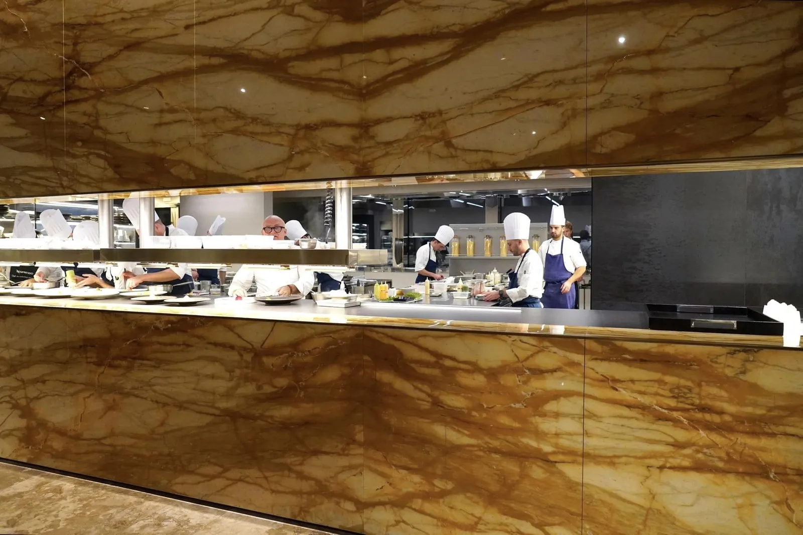 ครัวเปิด Open Kitchen ช่วยให้ลูกค้าสามารถมองเห็นการจัดเตรียมอาหารของทีมเชฟเปรียบได้กับการชมละครเวทีอันยิ่งใหญ่