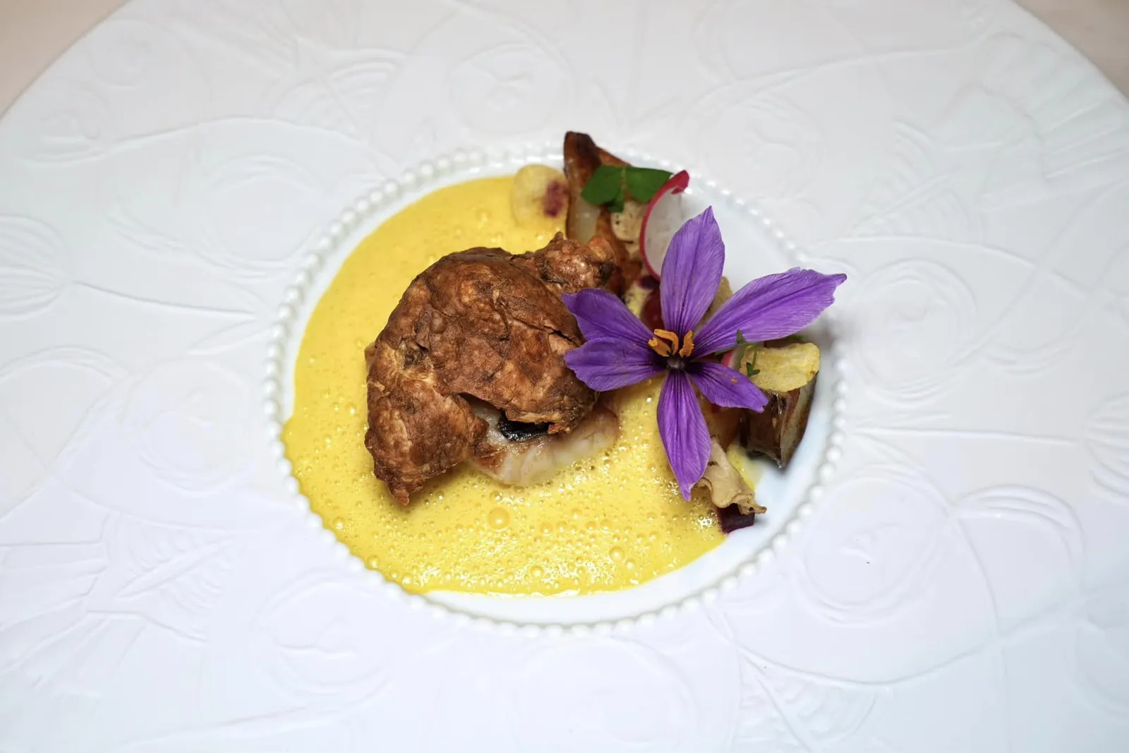 Snapper • Saffron • Roots • Tuber ปลา Snapper ย่างเฉพาะด้านติดหนังจนได้เนื้อสัมผัสที่โดดเด่นไร้ที่ติ ด้านบนโรยด้วยเกบือเล็กน้อยแล้วท็อปด้วยผิวของเยรูซาเล็มอาร์ติโชคให้ความกรอบมาช่วยเพิ่มมิติทางเนื้อสัมผัส เชฟยังเสิร์ฟมากับครีมสีเหลืองที่มีอโรมาหอม ๆ ของแซฟฟรอน ข้าง ๆ กันคือพืชตระกูลหัวหรือ Tuber กรอบ ๆ และพืชจำพวก Root Vegetables ซึ่งมีรสชาติของดินและความหวานที่เข้ากันได้กับอโรมาของแซฟฟรอนนั่นเอง (19/20)