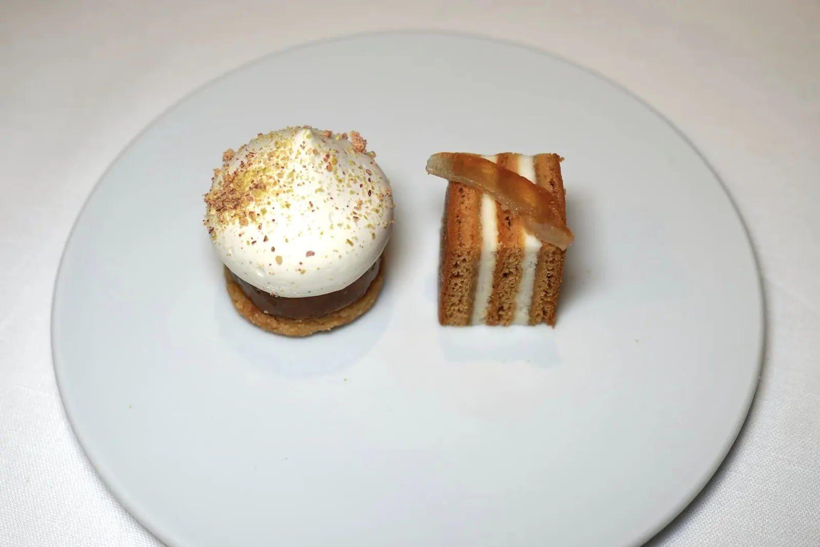 Dolci e Dolcezze ถัดมาคือจานทรงกลมประกอบไปด้วย Apple Tart with Vin Santo and Chantilly Mousse และ Honey, Biscuit and Ricotta Cheese Cream Cube with Lemon from Sorrento