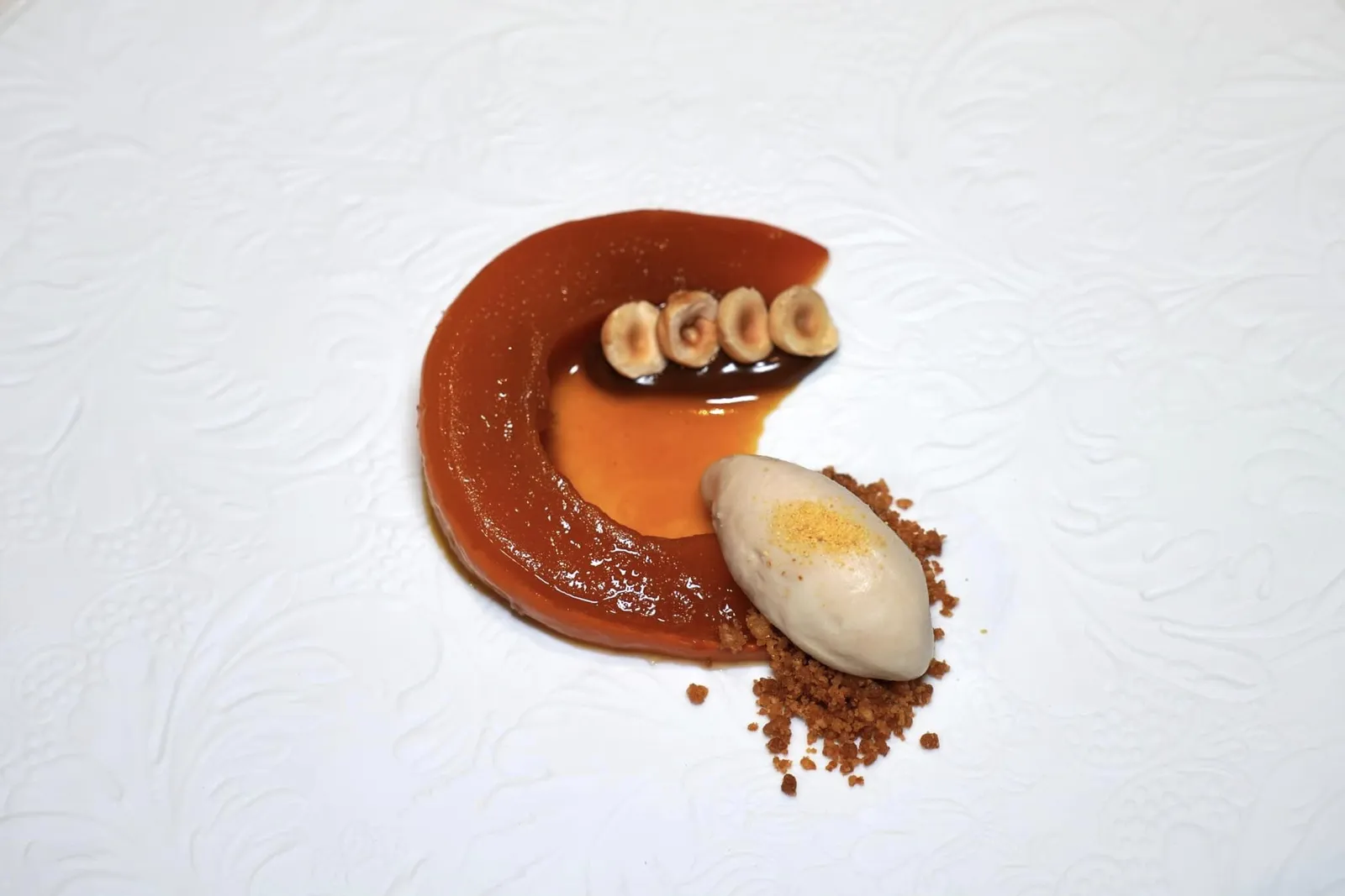 Pumpkin • Orange • Hazelnut PGI ของหวานจานนี้เชฟนำเสนอฟักทองนำเข้าจาก Hokkaido ประเทศญี่ปุ่นในรูปแบบของการ Candied หรือเชื่อมและ Roasted หรือเผา ตรงกลางคือไซรัปส้ม เชฟเพิ่มมิติคสามกรอบด้วยถั่วฮาเซลนัทคุณภาพสูง นอกจากนี้ยังมีไอศกรีมที่จับคู่มากับครัมเบิ้ลของถั่วฮาเซลนัทอีกด้วย (18/20)