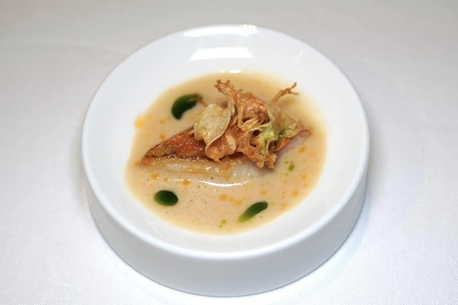 Amuse-bouche ปลา John Dory จับคู่กับความกรอบของแผ่น Jerusalem Artichoke รอบ ๆ คือซอสรสชาติละมุนที่เตรียมมาจากปลา John Dory เช่นกัน (18/20)
