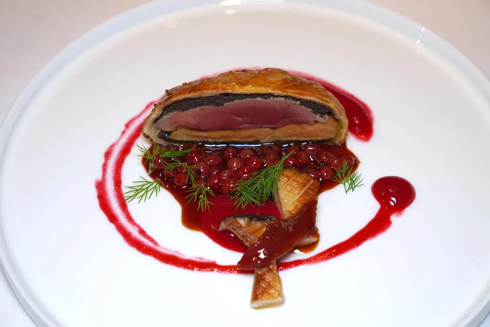 Pigeon in Crust • Cardoncello Mushroom • Foie Gras • Cranberry เชฟเสริมด้วย Cranberry Marmalade มีเนื้อสัมผัสเกาะตัวกันไม่เหลวจนเกินไป สุดท้ายคือเห็ด Cardoncello ซึ่งมีความคล้ายคลึงกับเห็ดนางรมหลวงที่เราคุ้นเคยกัน (20/20)