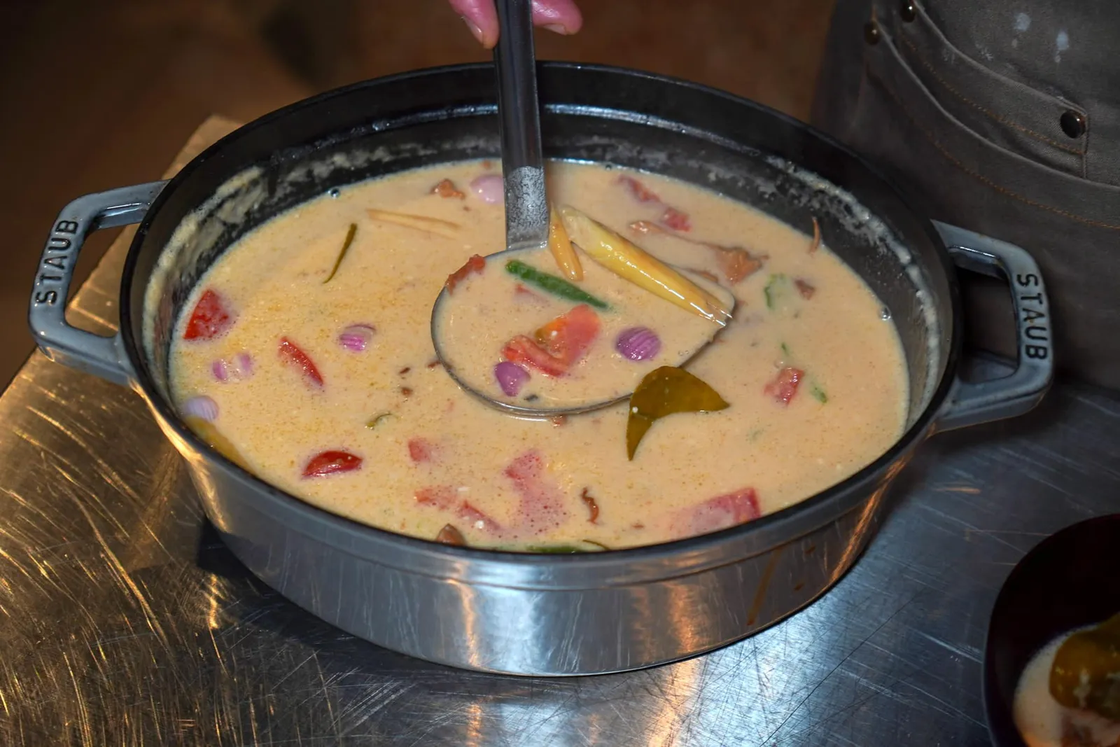 Shrimp • กุ้ง Tom Kha Kai • ต้มข่าไก่ ถัดมาคือต้มข่าไก่ที่เชฟเตรียมออกมาโดยใช้วัตถุดิบหลักคือเห็ด Girolles นำเข้าจากประเทศฝรั่งเศสให้เนื้อสัมผัสนุ่มหนึบตัดกันกับ Ebi-Shinjo หรือลูกชิ้นกุ้งที่นุ่มละมุนจนแทบจะละลายในปาก (15/20)