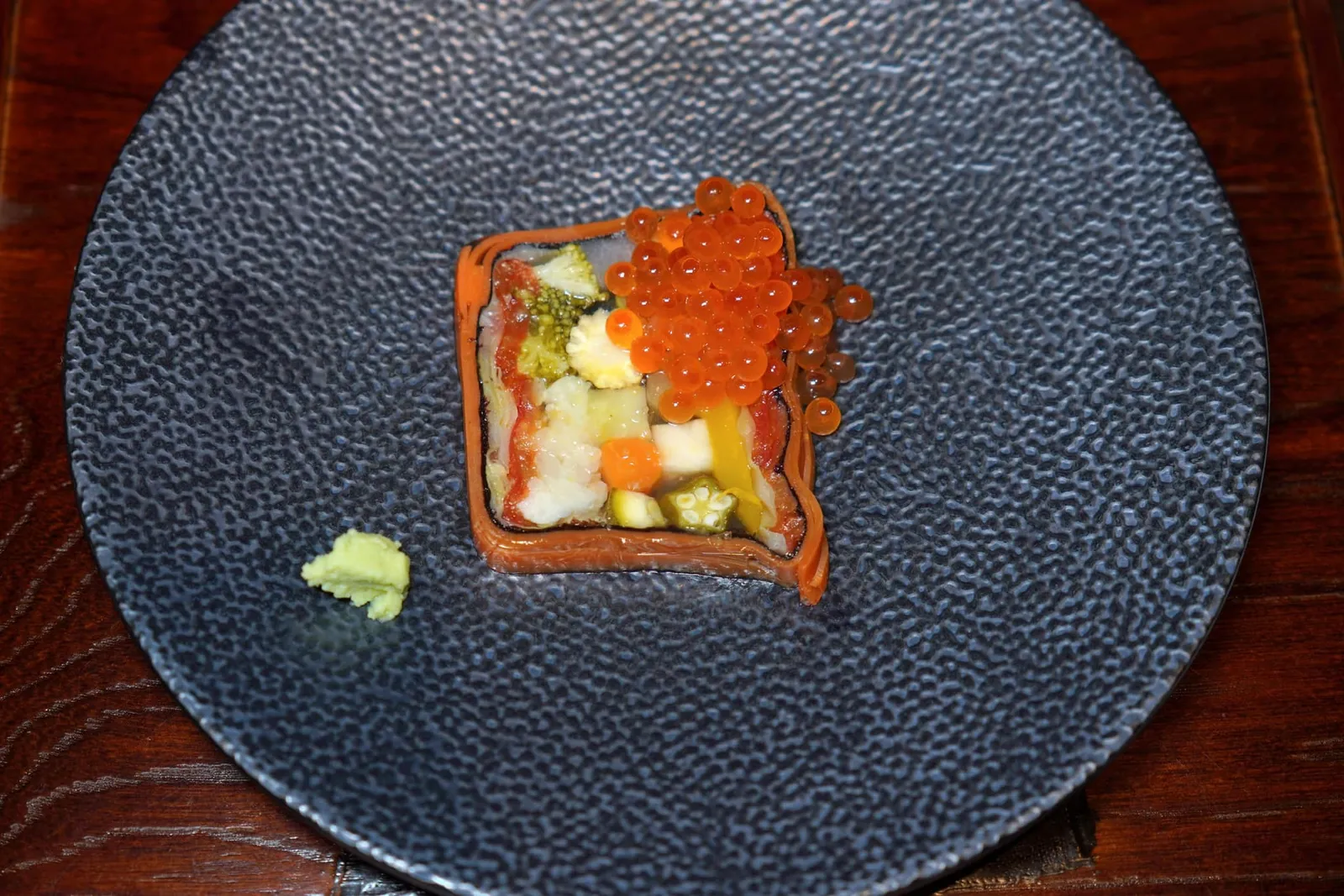 Ikura • ไข่ปลาแซลมอน Terrine de Legumes • เทอรีนผัก เริ่มต้นมื้ออาหารด้วย Terrine de Legumes หรือเทอร์รีนที่ประกอบขึ้นจากผักหลากหลายชนิด ผิวเทอร์รีนเป็นแครอทให้ความกรอบแทนที่ขนมปังแบบดั้งเดิม จานนี้มีรสชานิความเปรี้ยวที่ได้จากน้ำส้มสายชูญี่ปุ่นเชฟเพิ่มความสดชื่นด้วยการใส่ไข่ปลาแซลมอนและตัดรสชาติด้วยความเผ็ดและฉุนของวาชาบิ (15/20)