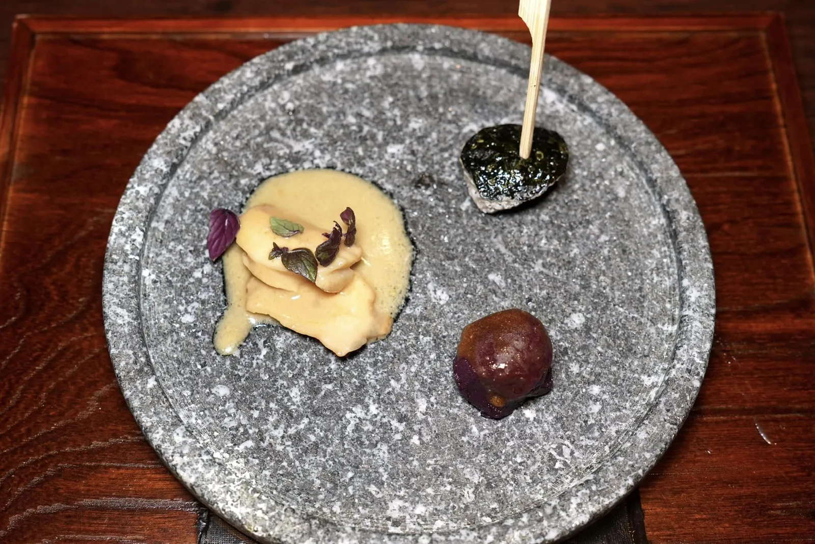 Abalone • หอยเป๋าฮื้อ Pumpkin & Potato • ฟักทอง & มันหวาน จานนี้เชฟนำเสิร์ฟ Awabi หรือหอยเป่าฮื้อเนื้อสัมผัสนุ่มหนึบพอเหมาะราดด้วยซอส Apple Vinegar ซึ่งมีความซิตรัสมาตัดกันกับกลิ่นอายทะเลของหอยเป่าฮื้อ ด้านบนท็อปด้วยใบ Shiso ข้างกันคือองค์ประกอบของฟักทองมินิบอลลูกเล็ก ๆ ที่เสิร์ฟมาแบบติดเปลือกโดยมีการชุบแป้งที่ผิวนอกให้มีความกรอบเบา ๆ ในขณะที่เนื้อสัมผัสตรงกลางนุ่มและหวานฉ่ำ ยังมีมันหวานญี่ปุ่นให้เนื้อสัมผัสที่เนียนละมุนลิ้นอีกด้วย (15/20)
