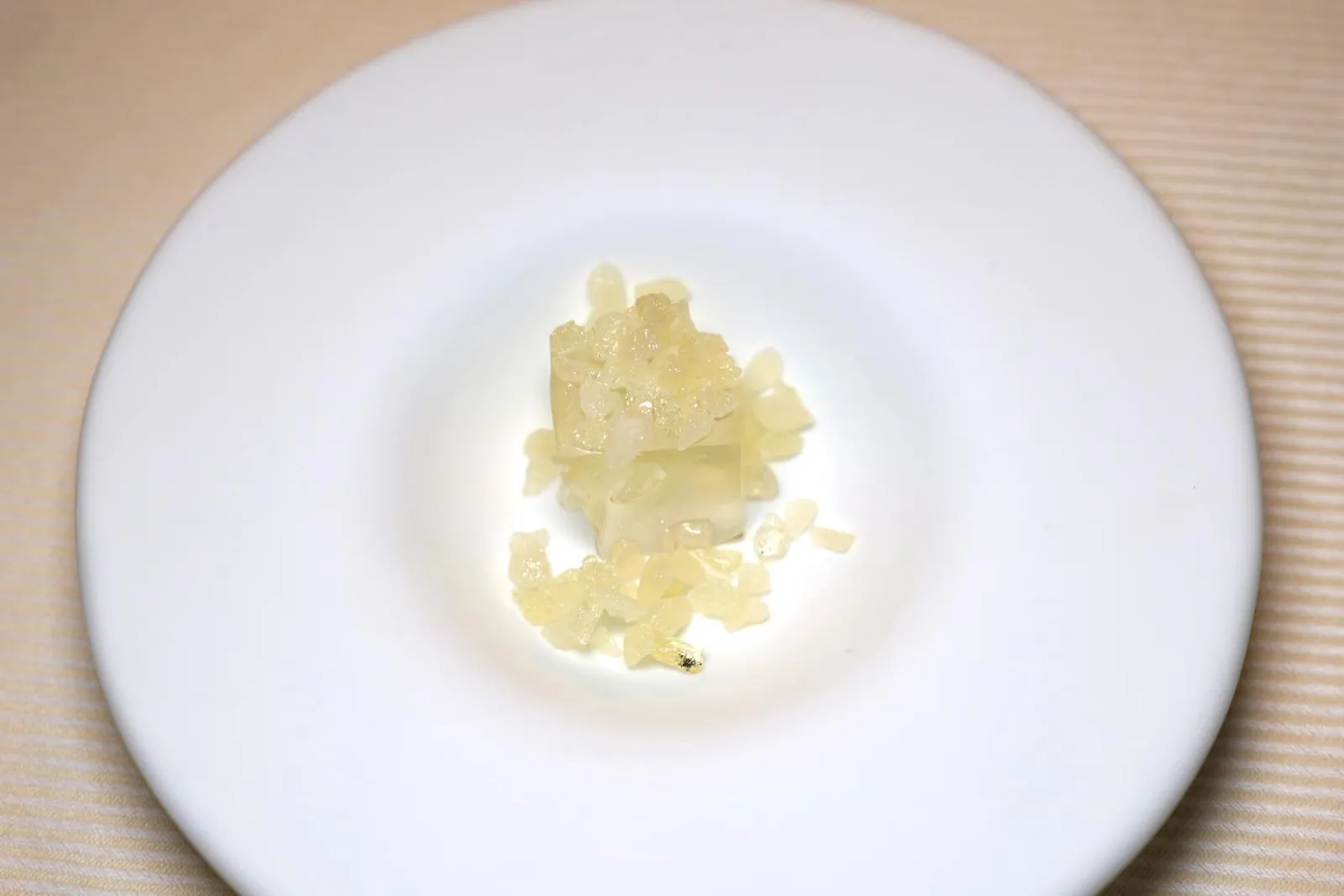Amuse Bouche: Audacity, Innovation, territory Gin Tonic เสิร์ฟมาแบบไม่มีแอลกอฮอล์ให้ความเปรี้ยวสดชื่นจับคู่กับ Pop Rocks ที่มีเสียงเป๊าะแป๊ะในปากเคี้ยวสนุก (17/20)