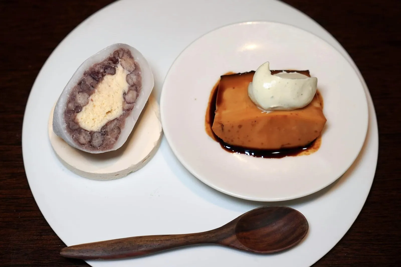 Dessert • ของหวาน ปิดท้ายด้วยของหวานเสิร์ฟมาคู่กัน 2 อย่างคือขนมพุดดิ้งคาราเมลท็อปด้านบนด้วยมัทฉะครีม อีกชิ้นหนึ่งคือโมจิที่ตรงกลางสอดไส้ครีมถั่วแดง ส่วนด้านล่างรองด้วยเมอแรงก์หวานกรอบอีกทีหนึ่ง (15/20)