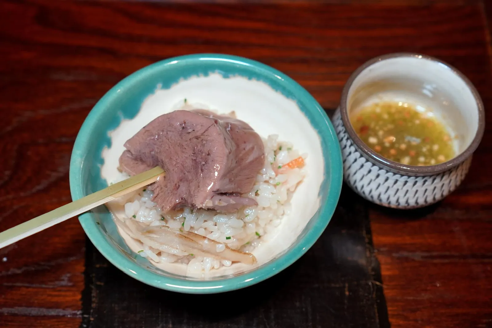 Beef Tongue • ลิ้นวัว Gobo • โกโบ เชฟเสิร์ฟข้าวมากับลิ้นวัวที่ชุ่มไปด้วยซอสขิง ข้าง ๆ กันยังมีซอสข้าวหมกที่ให้ความเปรี้ยวหวานเผ็ดคล้ายกันกับน้ำจิ้มซีฟู้ดของไทยอีกด้วย (15/20)