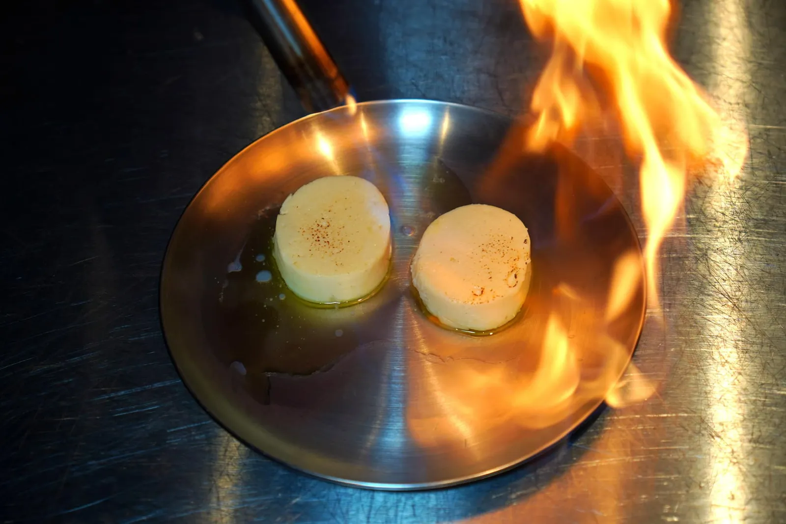 Scallop • หอยเชลล์ Truffle • เห็ดทรัฟเฟิล ถัดมาคือโฮตาเตะหรือหอยเชลล์ยักษ์จากจังหวัด Hokkaido โดยเชฟนำเสนอมาในรูปแบบมูสเนื้อเนียนละมุนก่อนจะนำมาทอร์ชด้วยไฟจนผิวชั้นนอกเกรียมและหอม (15/20)