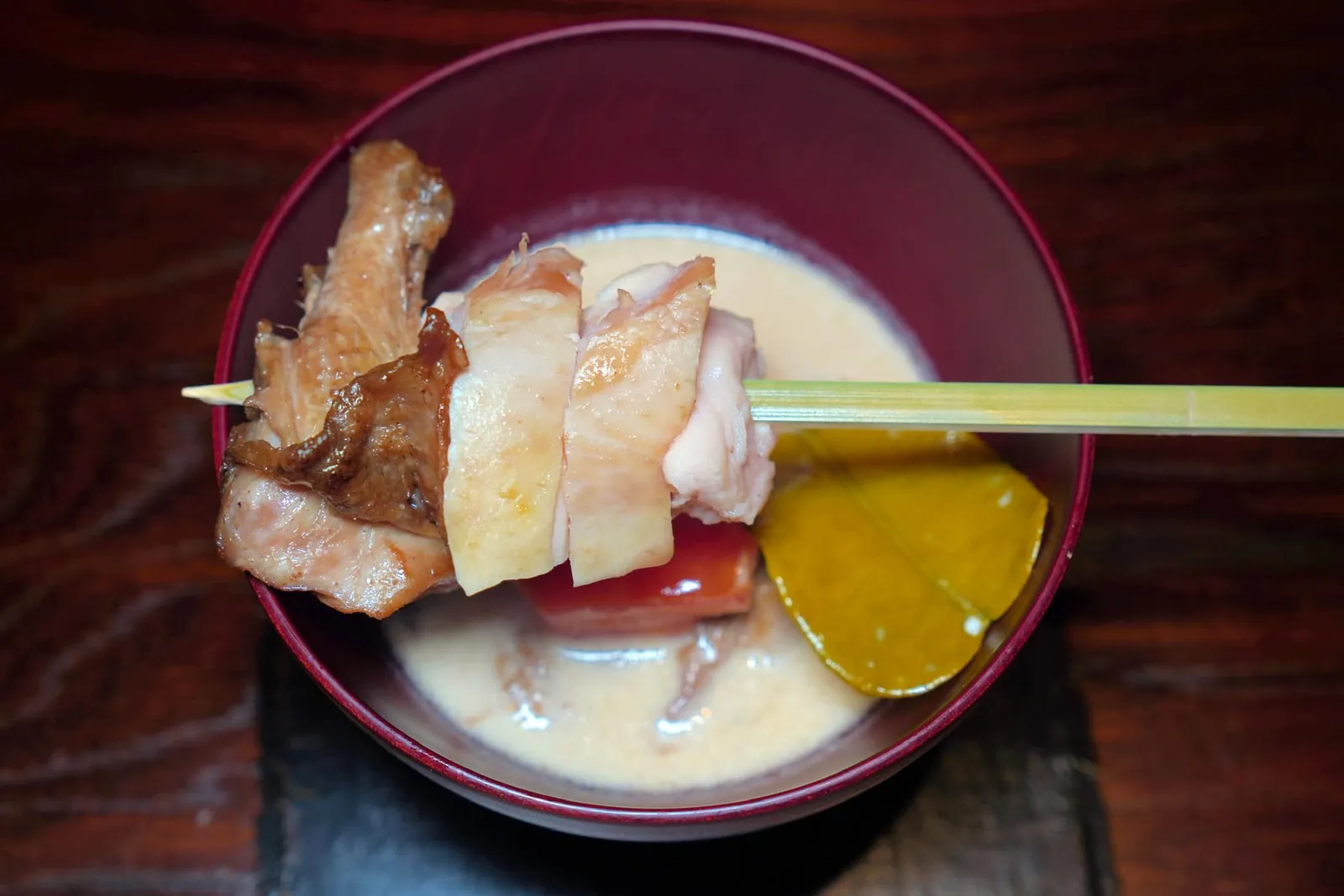 Shrimp • กุ้ง Tom Kha Kai • ต้มข่าไก่ องค์ประกอบด้านบนคือไก่เสียบไม้ที่มีระดับความสุกกำลังดีราดด้วยซอส Chicken Jus (15/20)