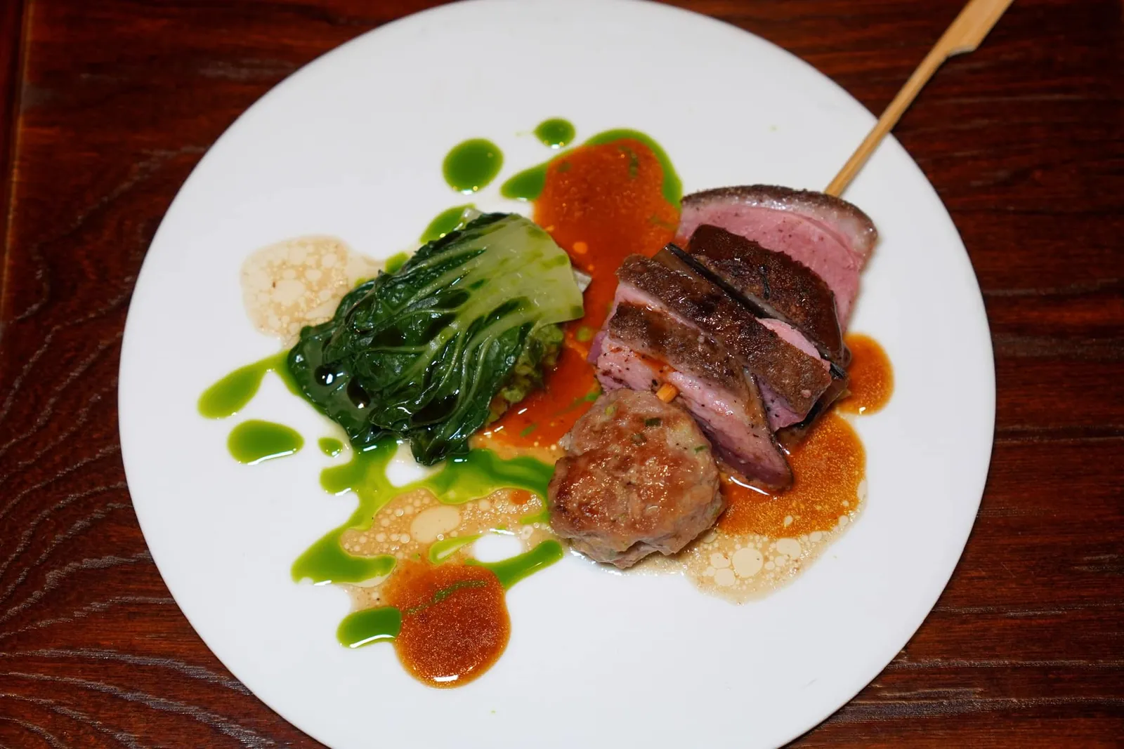 Duck • เป็ด Bok Choy • บ๊อกฉ่อย เชฟนำเสนอมา 2 รูปแบบโดยมีบริเวณปลายไม้คือ Tsukune หรือลูกชิ้นที่เตรียมขึ้นมาจากขาเป็ดตัวผู้ ถัดไปเป็นอกเป็ดนำเข้าให้เนื้อที่ยังคงความสู้ฟันและหนังที่กรอบ เชฟราดด้วยซอสไวน์แดงเพื่อเพิ่มความเข้มข้นทางรสชาติ ข้างกันคือ Ohitashi ประกอบไปด้วยผัก Bok Choy ที่วางประกบกันเป็นแซนวิช ตรงกลางคือ Bok Choy Purée สร้างมิติทางเนื้อสัมผัสที่แตกต่างได้อย่างลงตัว (15/20)