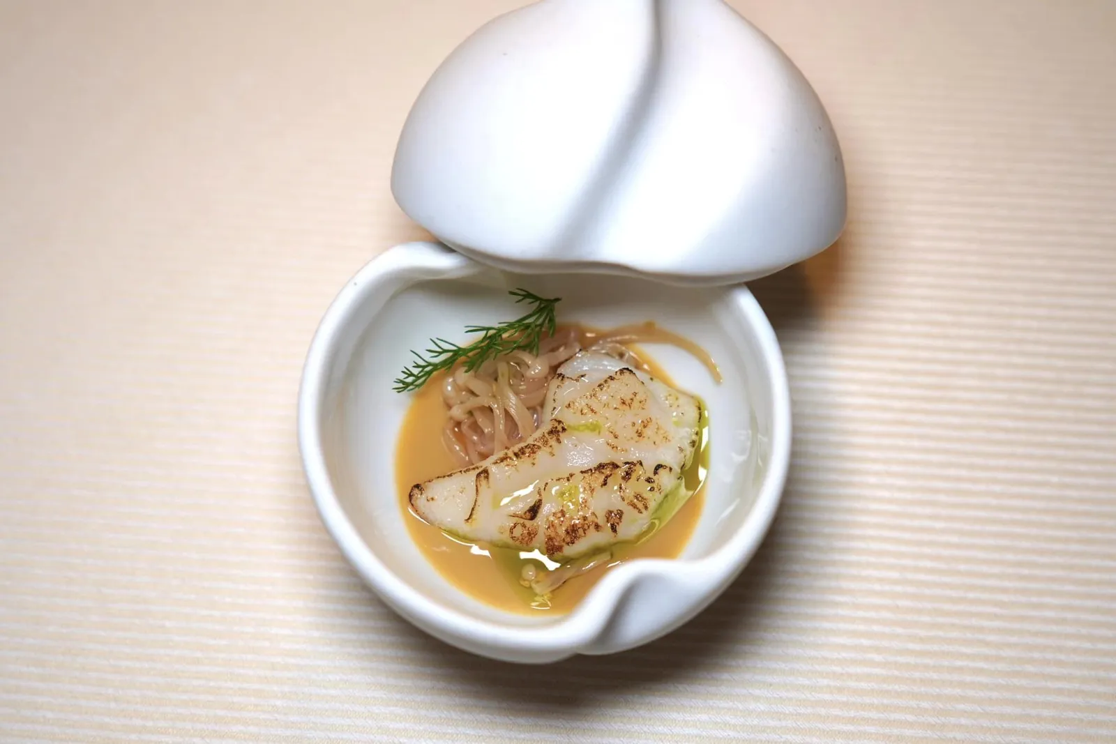 Amuse Bouche: Audacity, Innovation, territory Chawanmushi หรือไข่ตุ๋นญี่ปุ่นเข้มข้นทั้งยังมีเนื้อสัมผัสนุ่มละมุนเสิร์ฟมากับหอยเชลล์ (17/20)