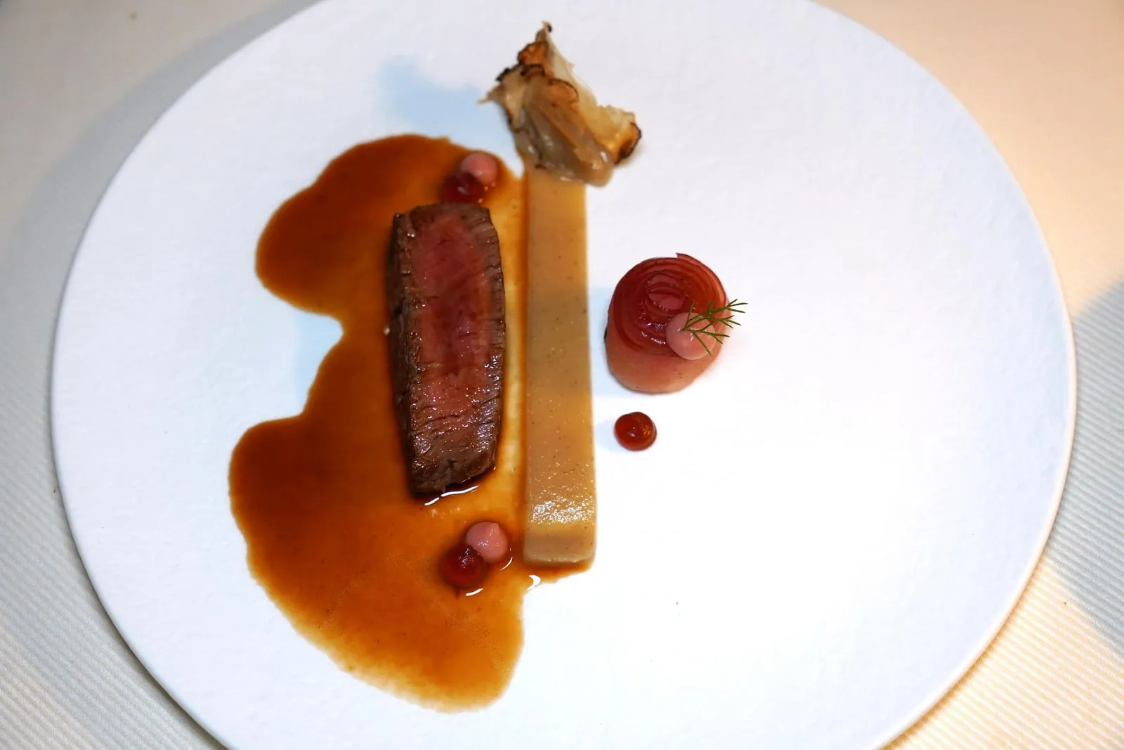 Pigeon Pigeon breast, Jerusalem Artichoke, Annurca apple tatin, Teriaky gelèe ส่วนอกของนกพิราบเสิร์ฟมากับเยรูซาเล็มอาร์ติโชคใน 2 รูปแบบและเนื้อสัมผัส ฝั่งขวามือคือ Annurca Apple ซึ่งเป็นแอปเปิ้ลขึ้นชื่อจากแถบนคร Naples ในแคว้น Campania โดยเชฟเตรียมมาในลักษณะของ Tatin นอกจากนี้ยังมีจุดสีเข้มที่เตรียมมาจาก Teriyaki Sauce อีกด้วย (17/20)