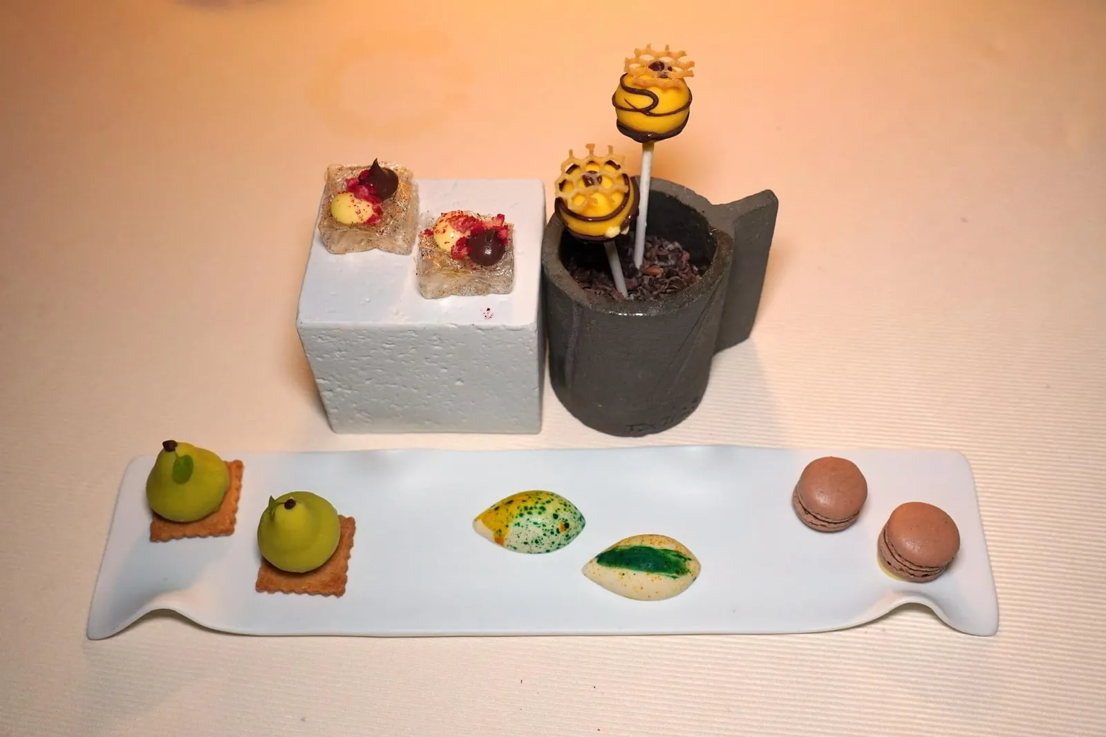 Petit - fours ปิดท้ายด้วยของหวานจิ๋วมากมายคือ Crystal Bread with Dark Chocolate and Alchermes Liquor, Lolipop with Honey and Chocolate, Cookie with Pear stuffed with Pear Compote, White Choaolate with Lemon and Caper และ Macaron with Apricot and Dark Chocolate