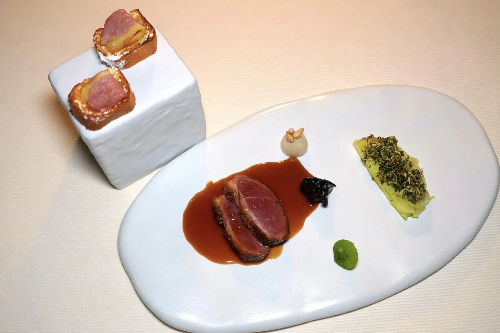 Duck Duck breast, cabbage, plum and hoisin sauce คอร์สเป็ดเสิร์ฟมาคู่กันถึง 2 ส่งน (15/20)
