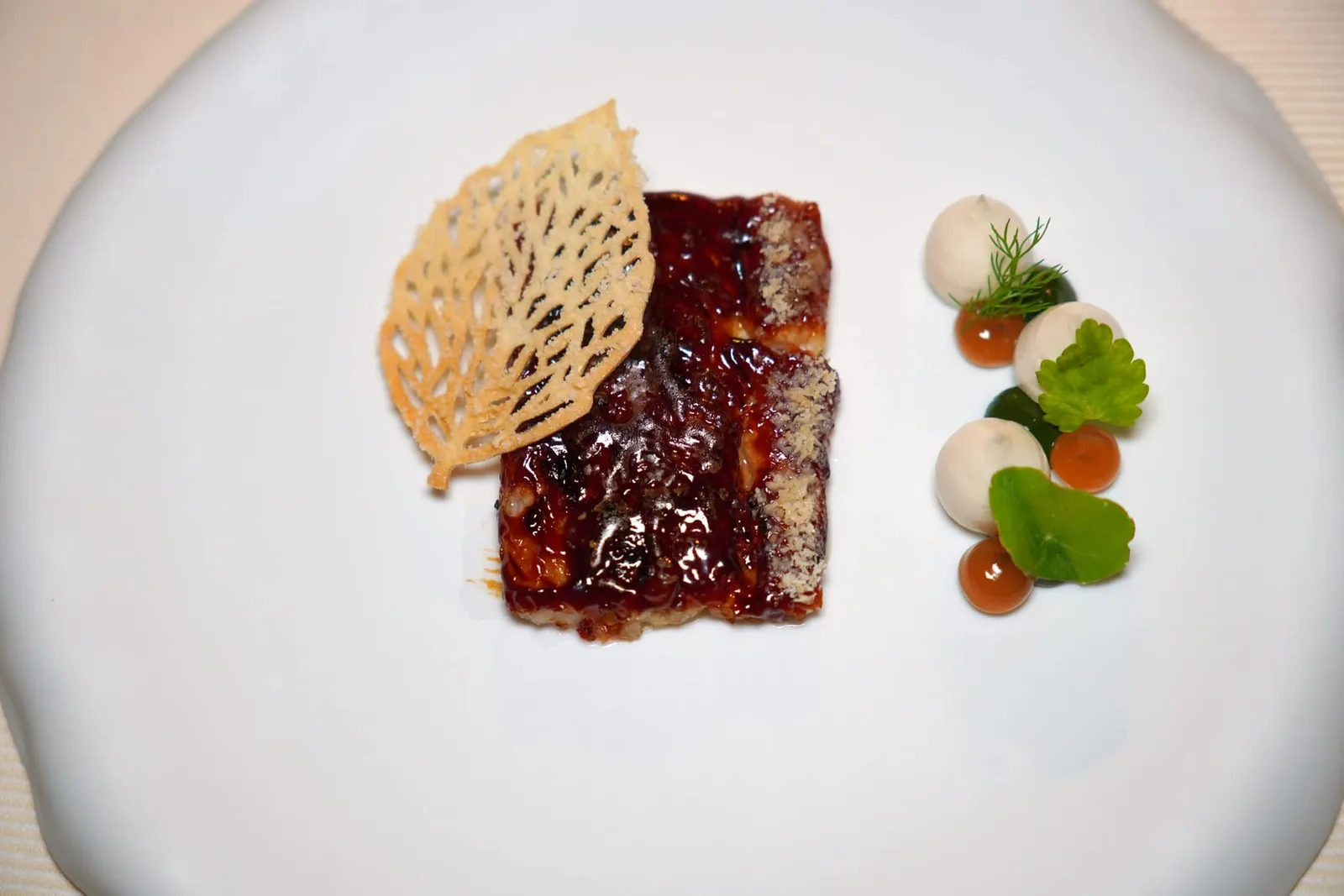 Eel Eel, Yakitori, Tosazu, Almond, Tarragon ปลาไหลทะเลท้องถิ่นจาก Mare Argentario ย่างมาจนให้เนื้อสัมผัสละมุนคล้ายสำลีละลายในปาก ด้านบนท็อปด้วยซอสยากิโทริแบบญี่ปุ่นให้ความหวานเข้มข้น ด้านบนคือองค์ประกอบของถั่วอัลมอนด์เสิร์ฟมาในรูปแบบ Crumbs และแผ่น Chip กรอบ ๆ ฝั่งขวามือคือ Tosazu Gel หรือเจลที่เตรียมมาจากน้ำส้มสายชู Tosazu, Tarragon Sauce และซอสสีขาวที่เตรียมมาจากอัลมอนด์ (18/20)
