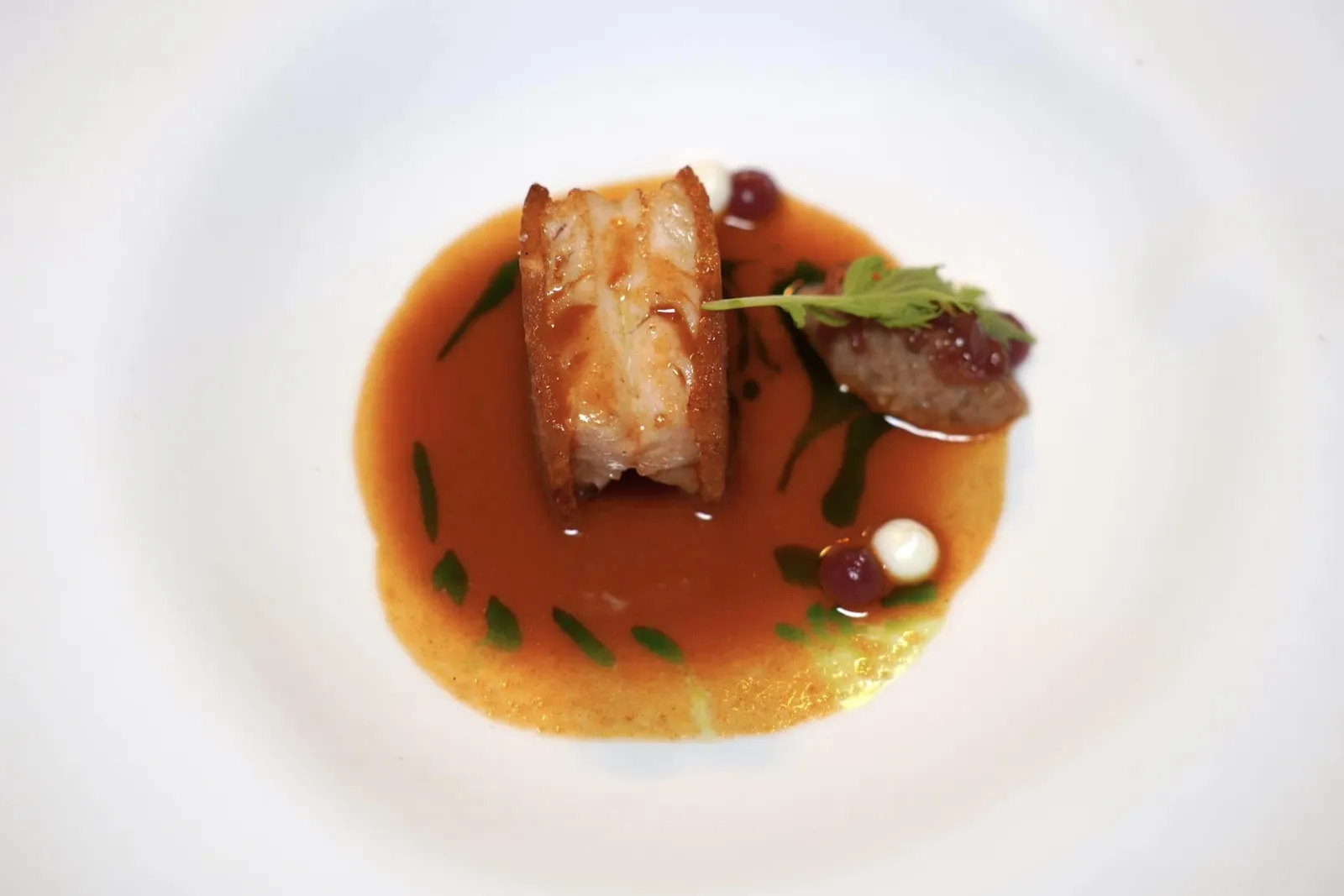 Red Mullet Red Mullet in Saffron Bread crust “2015” สุดยอด Signature Dish เป็นเมนูเดียวที่ไม่เคยถูกถอดออกตั้งแต่วันแรกที่เปิดร้านโดยเชฟ Rocco De Santis ได้รังสรรค์เมนูนี้ขึ้นมาในขณะที่เขาทำงานอยู่กับเชฟ Gennaro Esposito ณ ห้องอาหาร Torre del Saracino เขาได้นำปลา Red Mullet มาวางประกบด้วยขนมปัง Saffron จนแลดูคล้ายกันกับแซนวิชปลา เมื่อแรกเคี้ยวเราจะสัมผัสได้ถึงความกรอบของขนมปัง Saffron ในขณะที่เนื้อปลาละมุนจนสร้างมิติทางเนื้อสัมผัสที่ชัดเจนและลงตัว ฝั่งขวามือคือ Pesto ที่เตรียมมาจากลูกเกดและเมล็ดสนเท่านั้นโดยไร้ซึ่งใบ Basil มาเป็นส่วนประกอบ นอกจากนี้ยังมี Red Onion Gel ให้ความหวานและ Aglione Gel ซึ่งเป็นกระเทียมท้องถิ่นที่ขึ้นชื่อในแถบนคร Siena จากนั้นพนักงานจะเทราดซอส Bisque ที่เตรียมมาจากปลา Red Mullet ตัดด้วยความฉุนที่ได้จาก Parsley Oil โดยจานนี้เป็นการแสดงออกถึงรากเหง้าชาว Campanian ของเชฟ Rocco De Santis แต่เติมแต่งด้วยซอสสไตล์ Livornese ออกมาได้อย่างไร้ที่ติ (19/20)