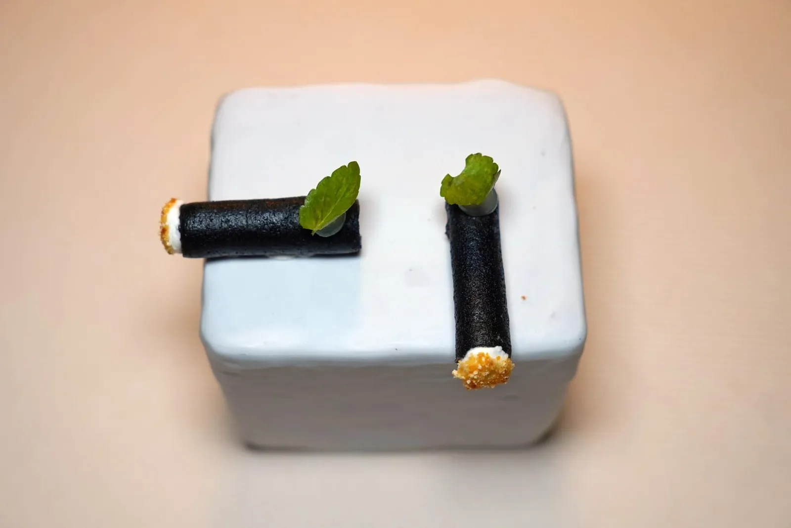 Amuse Bouche: Audacity, Innovation, territory ชิ้นแรกคือ Cigar ที่เตรียมมาจากมะกอกดำ ด้านในสอดไส้ชีสนมแพะ ด้านบนท็อปด้วยเจลยูซุ (17/20)