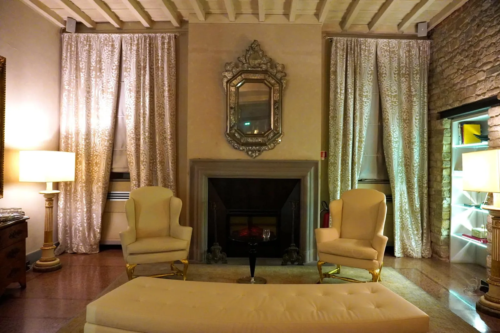 ปัจจุบัน Hotel Brunelleschi ได้รับสิทธิในการพัฒนาพื้นที่และดำเนินกิจการโดยมีมีตำแหน่งตั้งอยู่ห่างจาก Cathedral of Santa Maria del Fiore เพียงราว ๆ 150 เมตรเท่านั้น พื้นที่ชั้น G ฝั่งหอคอยได้รับการปรับปรุงให้เป็นห้องอาหาร Osteria della Pagliazza ซึ่งมีความแคชวลและเข้าถึงง่ายในขณะที่ชั้น 1 ซึ่งต้องเดินขึ้นบันไดหรือขึ้นลิฟต์มาถูกใช้งานเป็นที่ตั้งของห้องอาหาร Santa Elisabetta ที่เราแวะมาชิมกันในวันนี้นั่นเอง