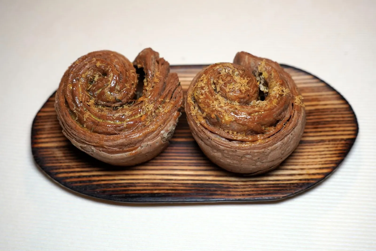 Homemade Bread with chestnut, coffee, dark chocolate and pumpkin หลังจบคอร์สปลาพนักงานแนะนำให้ล้างปากด้วยขนมปังที่มีความหวานของเกาลัด ความขมและหอมของกาแฟและดาร์คช็อกโกแลตก่อนเข้าสู่คอร์สถัดไป
