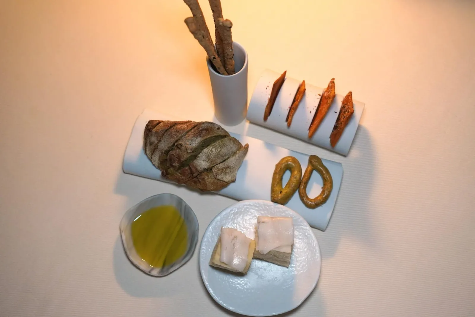The Bread ขนมปังเสิร์ฟมาชุดใหญ่มีทั้ง Grissini, crackers aromatized with tomato and Pamigiano cheese, Bread stuffed with walnut and saffron, Taralli, Focaccia topped with lardo di Colonnata
